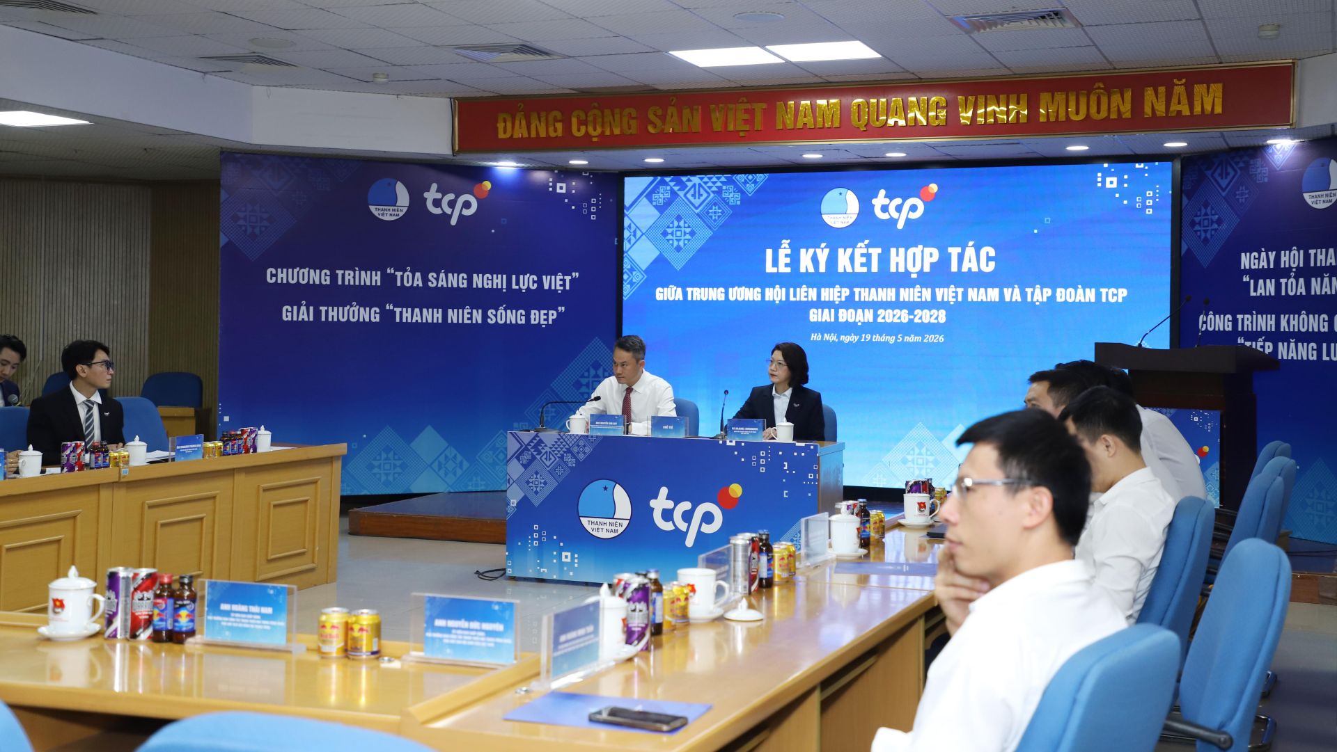 Quang cảnh bu&ocirc;̉i l&ecirc;̃.