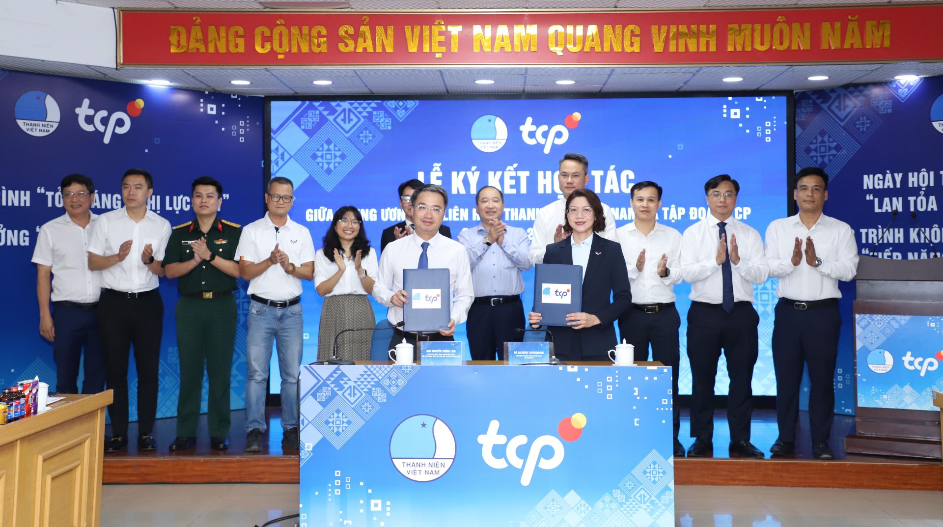 T.Ư H&ocirc;̣i LHTN Vi&ecirc;̣t Nam ký k&ecirc;́t hợp tác cùng T&acirc;̣p đoàn TCP.