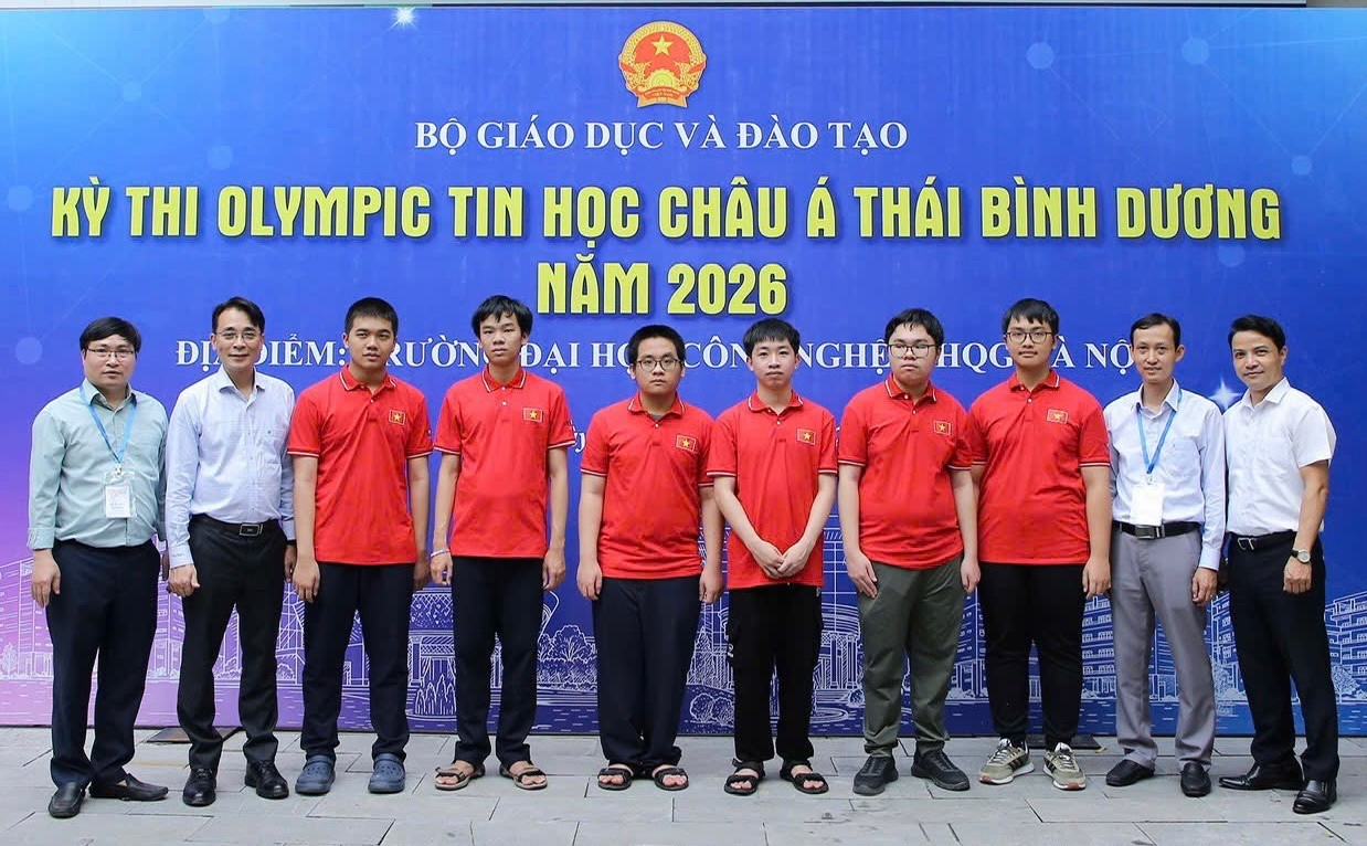 S&aacute;u th&iacute; sinh đạt giải (mặc &aacute;o đỏ từ tr&aacute;i sang phải): Em Nguyễn B&ugrave;i Đức Dũng (HCV), em Đặng Huy Hậu (HCB), em Nguyễn Hữu Tuấn (HCV), em Th&aacute;i Văn Gia Ki&ecirc;n (HCB), em L&ecirc; Phạm Duy Khoa (HCB), em Nguyễn Kh&aacute;nh Ph&uacute;c (HCB).
