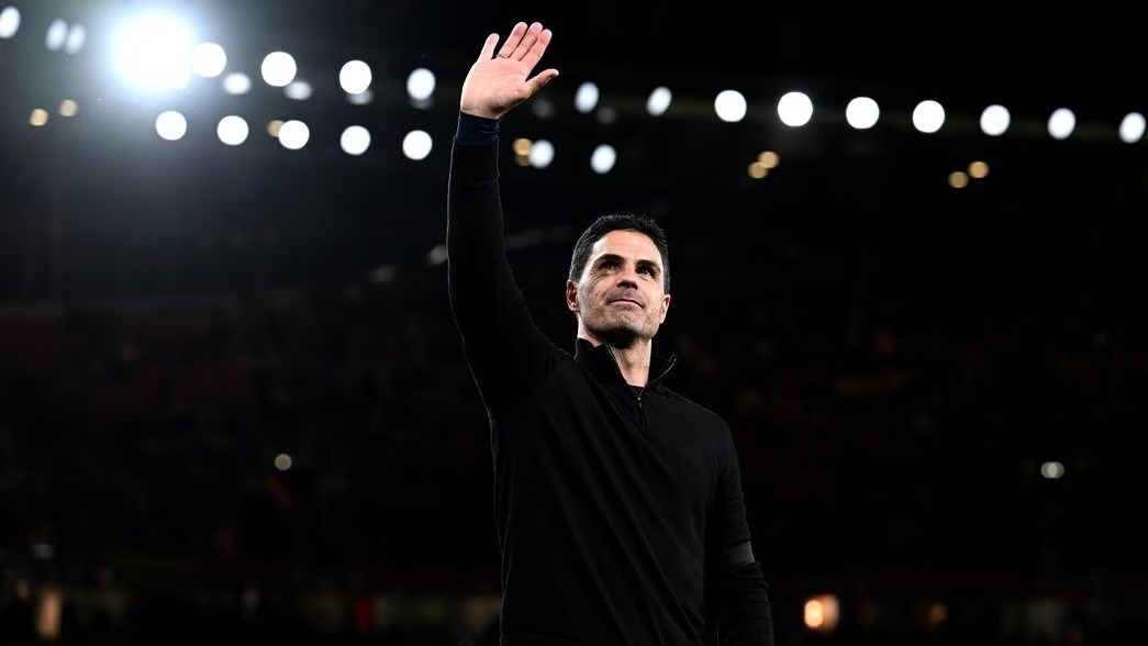 HLV Mikel Arteta tri &acirc;n người h&acirc;m mộ.