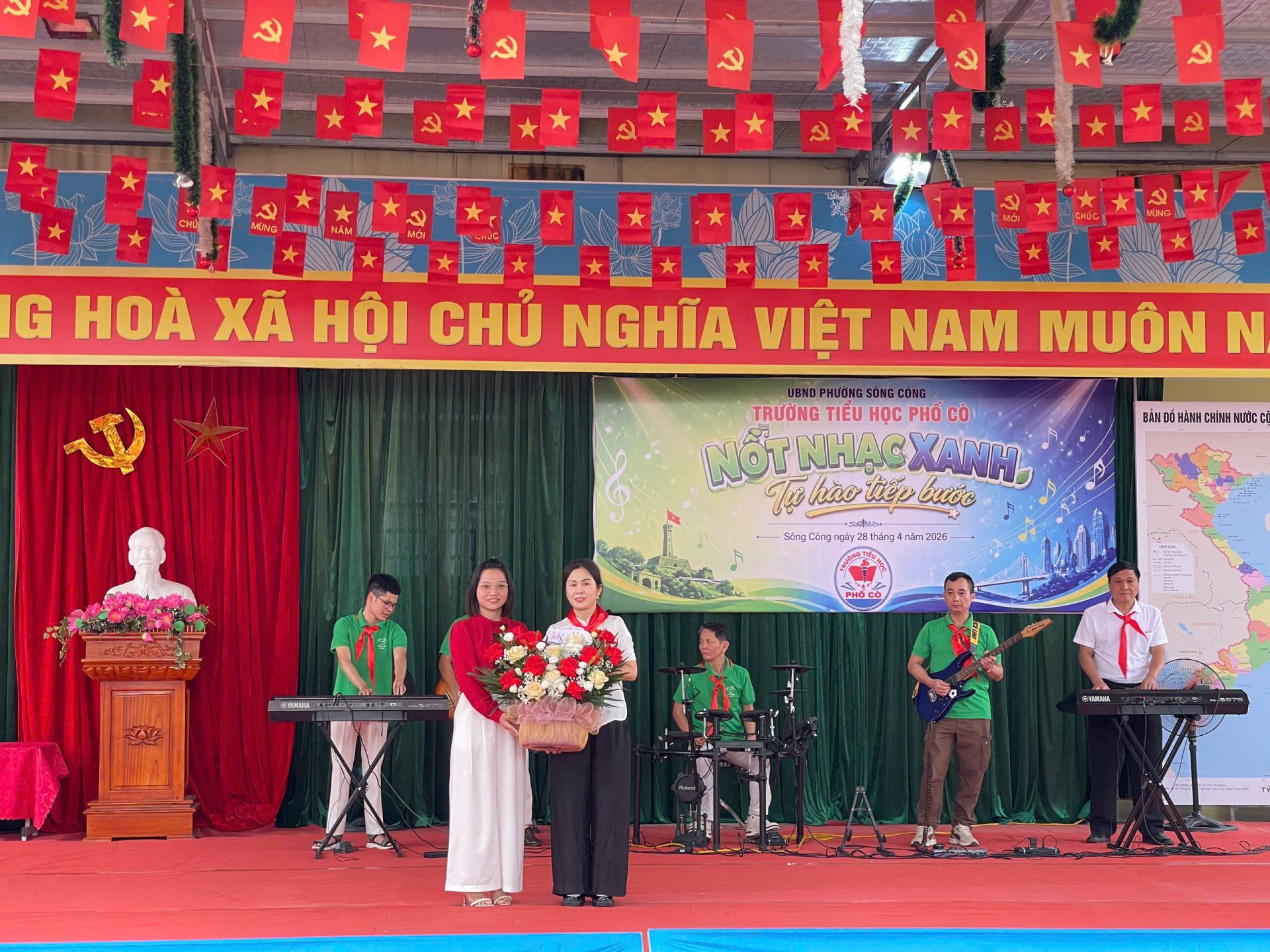 Nh&agrave; gi&aacute;o Phạm Thị Hạnh nhận lẵng hoa ch&uacute;c mừng của đơn vị kết nghĩa với nh&agrave; trường. 