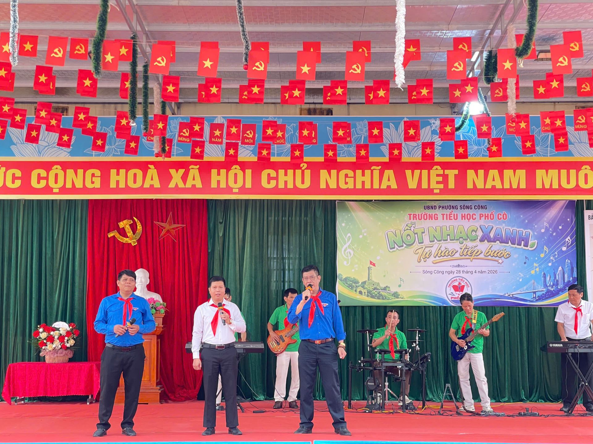 Những tiết mục biểu diễn được d&agrave;n dựng c&ocirc;ng phu của c&ocirc; v&agrave; tr&ograve; trường Tiểu học Phố C&ograve;. 
