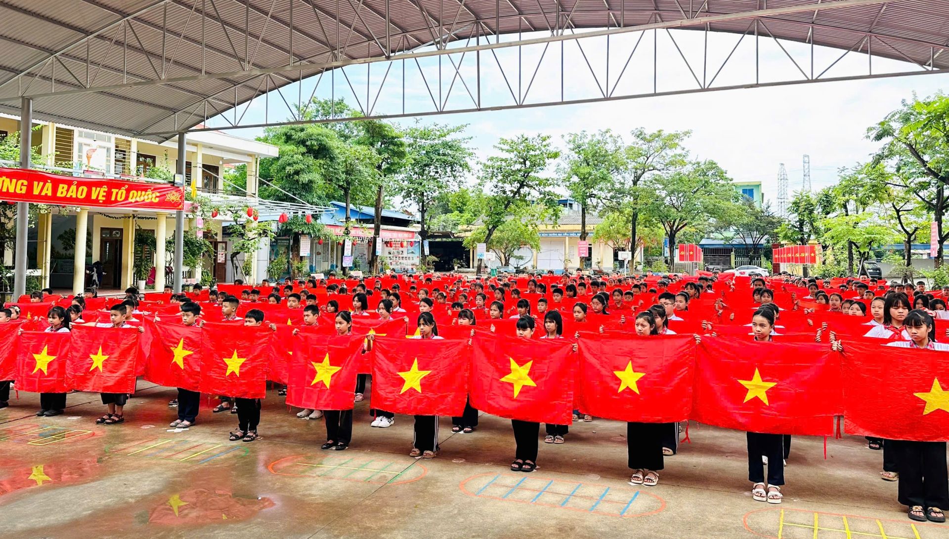 M&agrave;n đồng diễn ấn tượng của đội vi&ecirc;n, thiếu nhi trường Tiểu học Phố C&ograve;. 