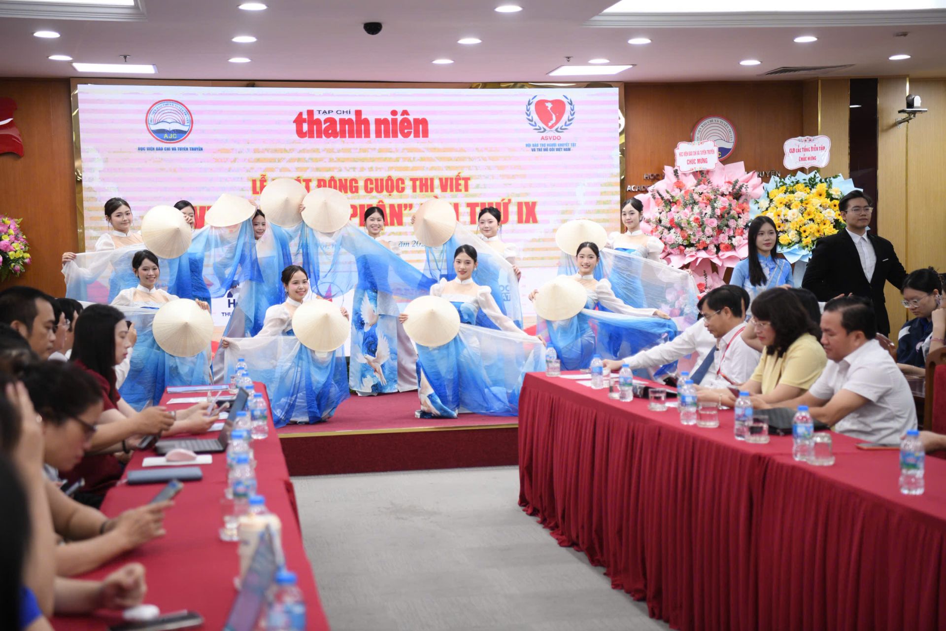 Các ti&ecirc;́t mục văn ngh&ecirc;̣ chào mừng của sinh vi&ecirc;n Học vi&ecirc;̣n Báo chí và Tuy&ecirc;n truy&ecirc;̀n.
