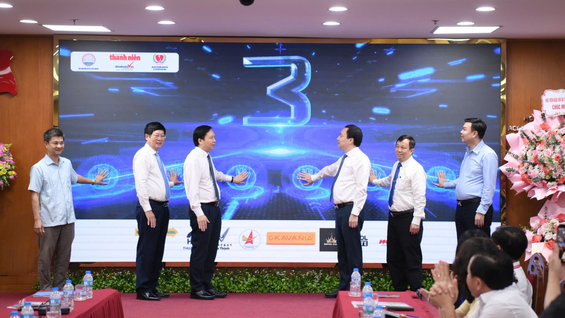 Các đại bi&ecirc;̉u thực hi&ecirc;̣n nghi thức phát đ&ocirc;̣ng cu&ocirc;̣c thi.
