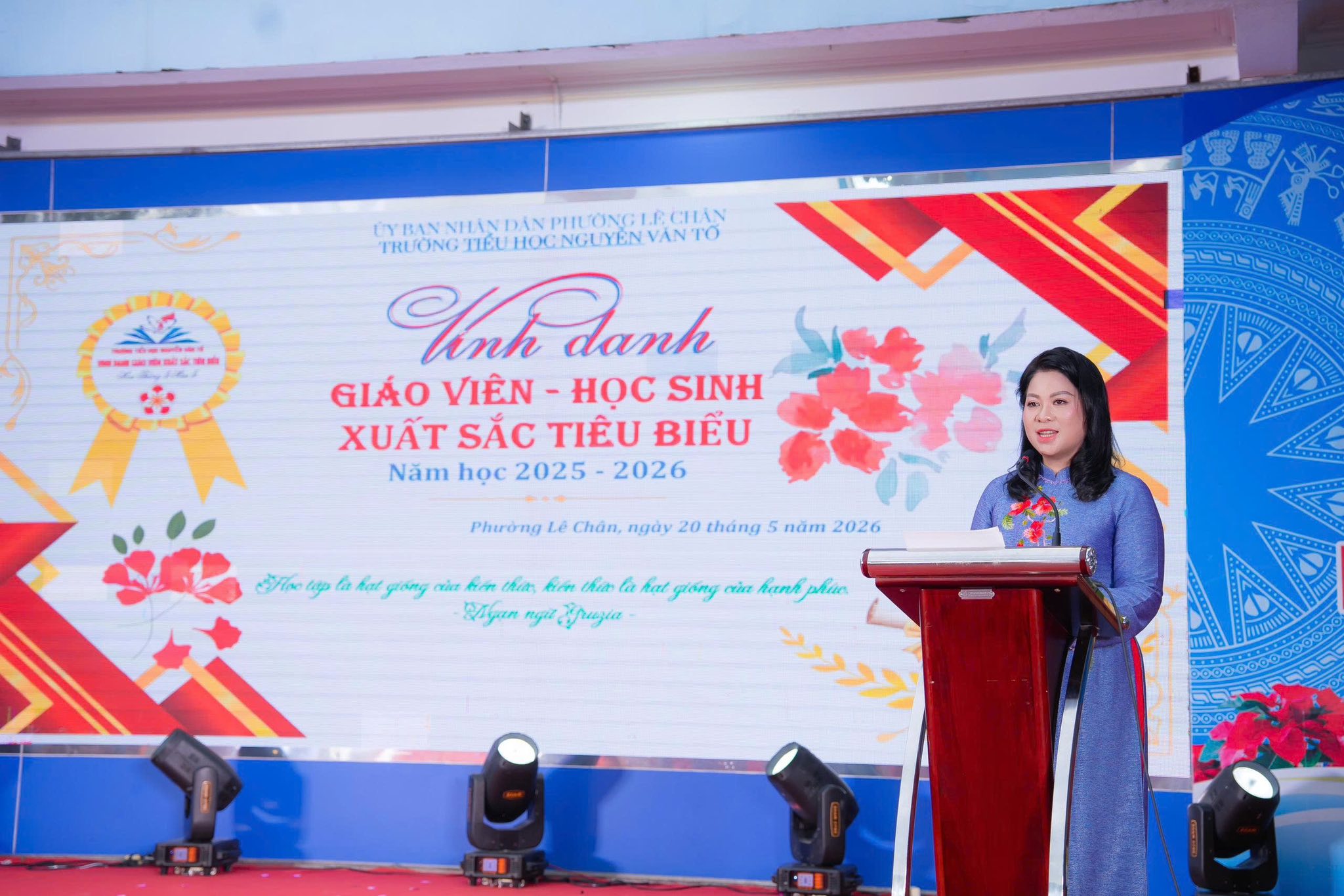 Nh&agrave; gi&aacute;o Nguyễn Thị Thắm - Hiệu trưởng trường Tiểu học Nguyễn Văn Tố ph&aacute;t biểu tại lễ tổng kết năm học 2025 - 2026.