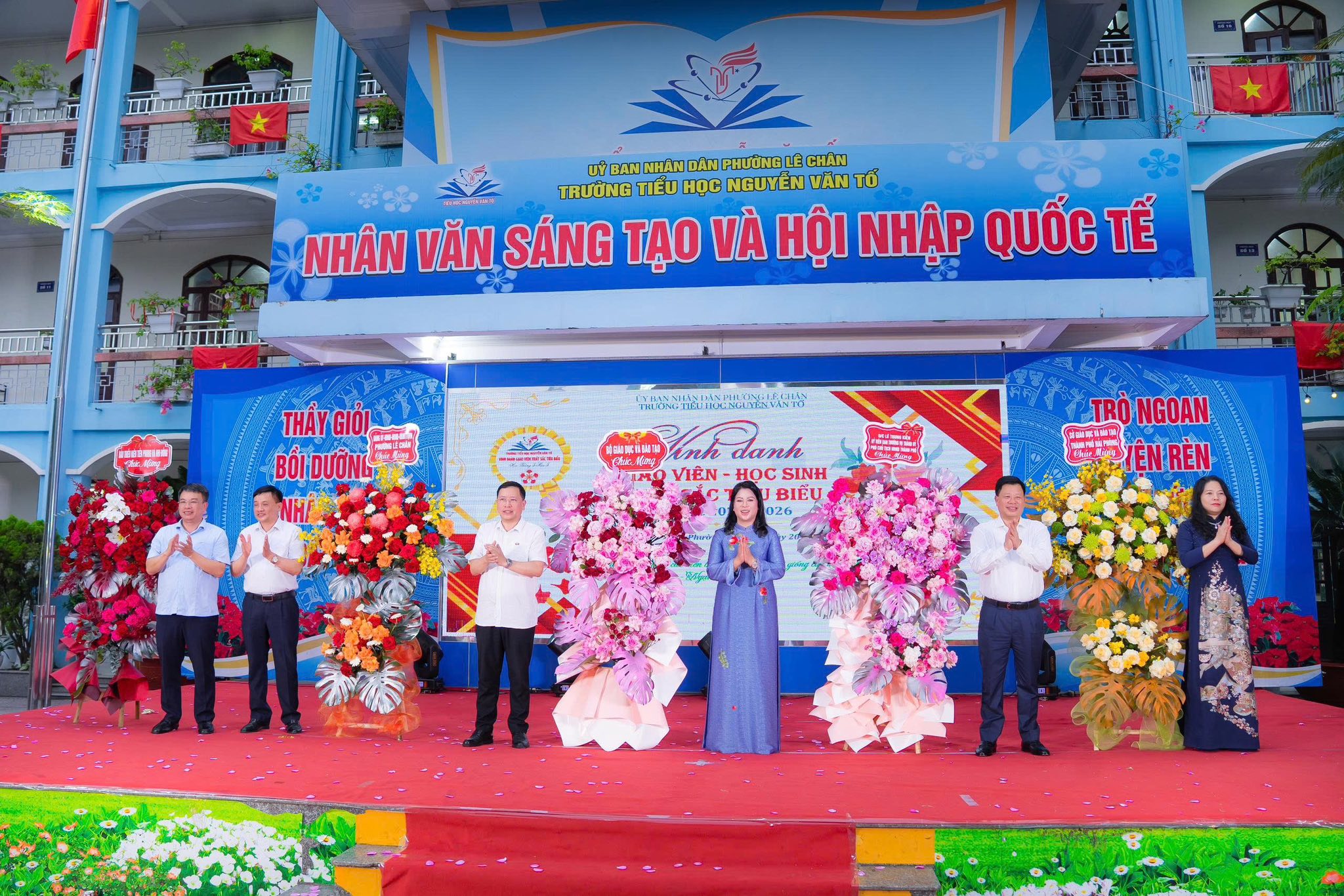 Nh&agrave; gi&aacute;o Nguyễn Thị Thắm - Hiệu trưởng trường Tiểu học Nguyễn Văn Tố đ&oacute;n nhận hoa ch&uacute;c mừng từ c&aacute;c đại biểu.