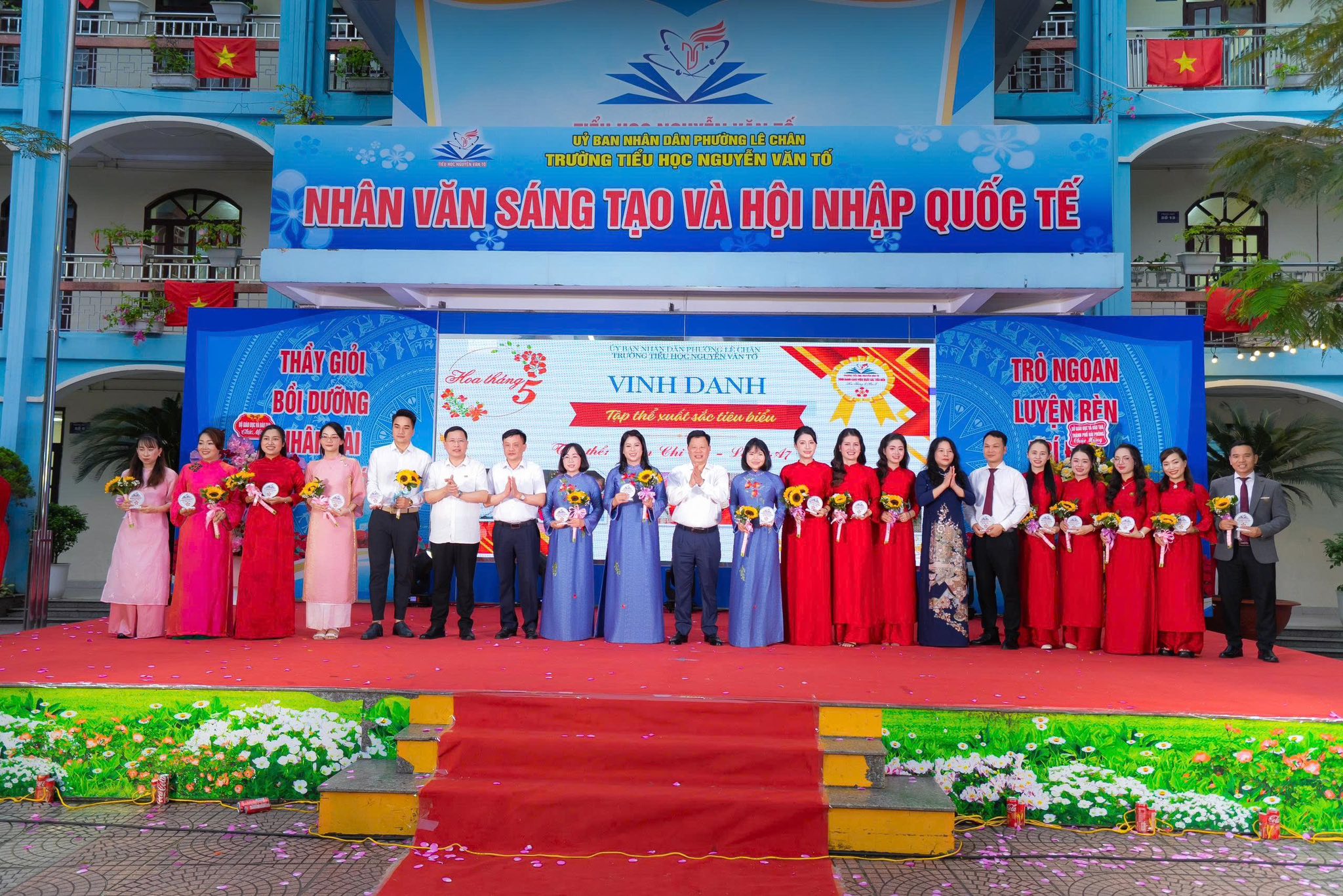 C&aacute;c gi&aacute;o vi&ecirc;n, học sinh xuất sắc ti&ecirc;u biểu được vinh danh trong kh&ocirc;ng kh&iacute; trang trọng, ấm &aacute;p.