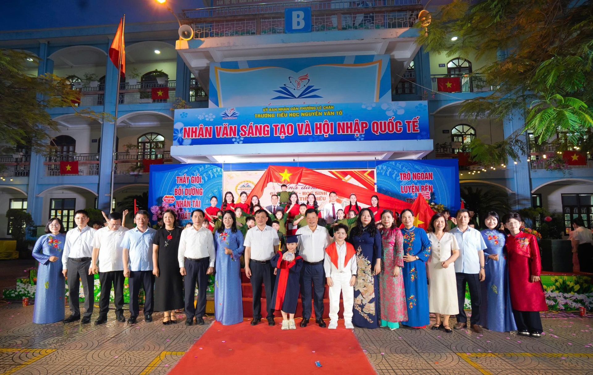 Đại biểu, thầy c&ocirc; gi&aacute;o v&agrave; học sinh chụp ảnh lưu niệm tại chương tr&igrave;nh tổng kết năm học v&agrave; vinh danh &ldquo;Hoa Th&aacute;ng 5&rdquo; m&ugrave;a thứ 5 của trường Tiểu học Nguyễn Văn Tố.