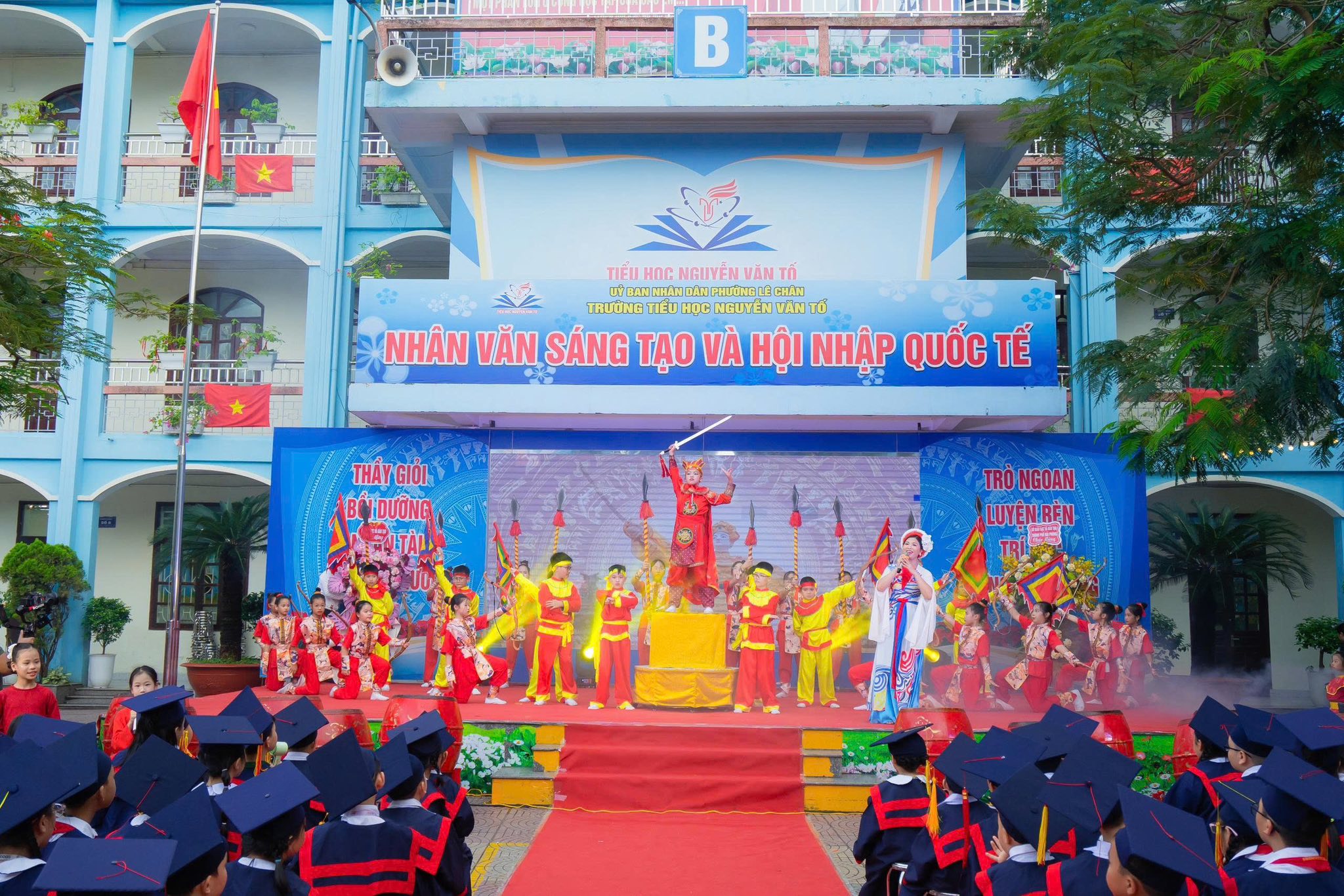 Tiết mục nghệ thuật đặc sắc do học sinh trường Tiểu học Nguyễn Văn Tố biểu diễn tại chương tr&igrave;nh.