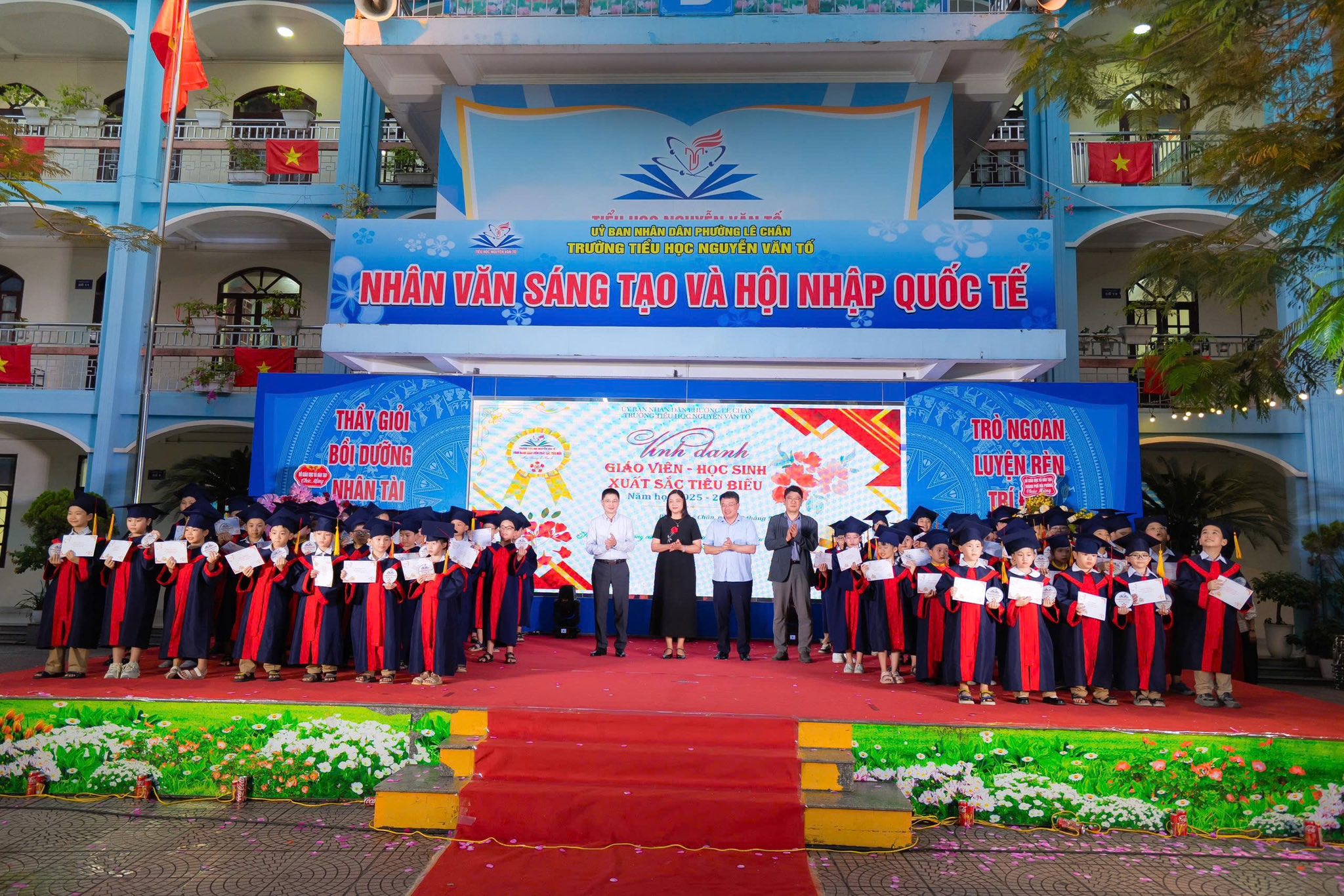 Học sinh trường Tiểu học Nguyễn Văn Tố tự h&agrave;o nhận giấy khen tại chương tr&igrave;nh &ldquo;Hoa Th&aacute;ng 5&rdquo;.