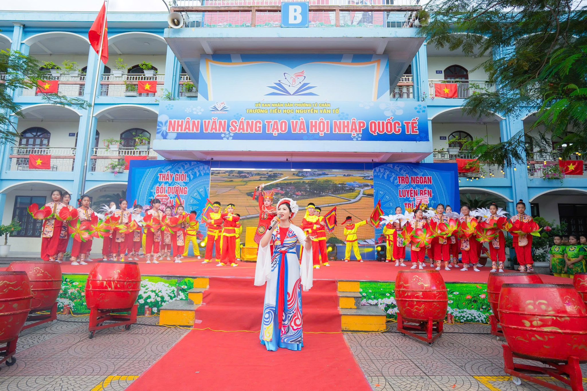 Kh&ocirc;ng kh&iacute; s&ocirc;i nổi, rực rỡ sắc m&agrave;u tại lễ tổng kết năm học của trường Tiểu học Nguyễn Văn Tố.