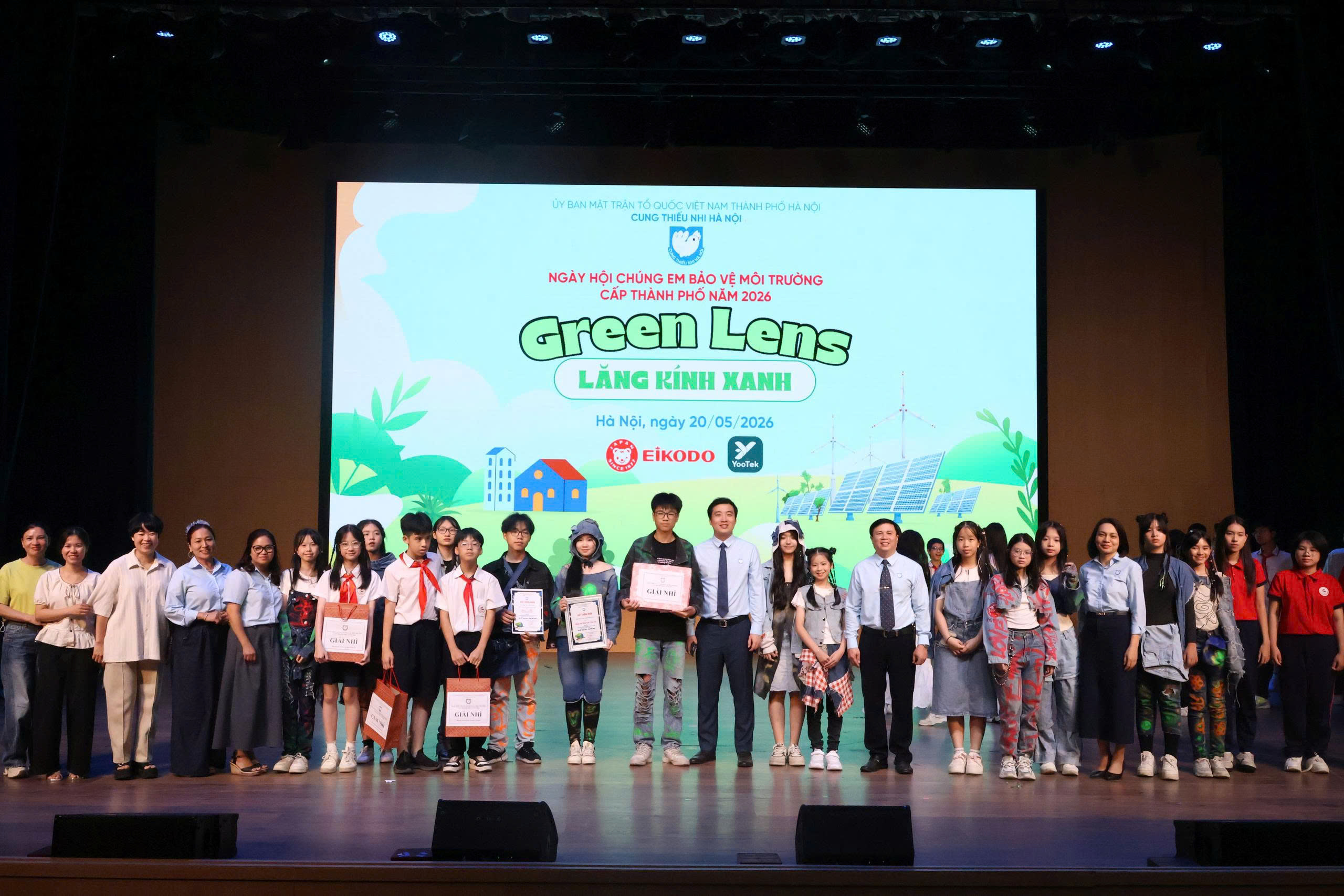  Ban Tổ chức trao giải cho c&aacute;c đội thi xuất sắc.