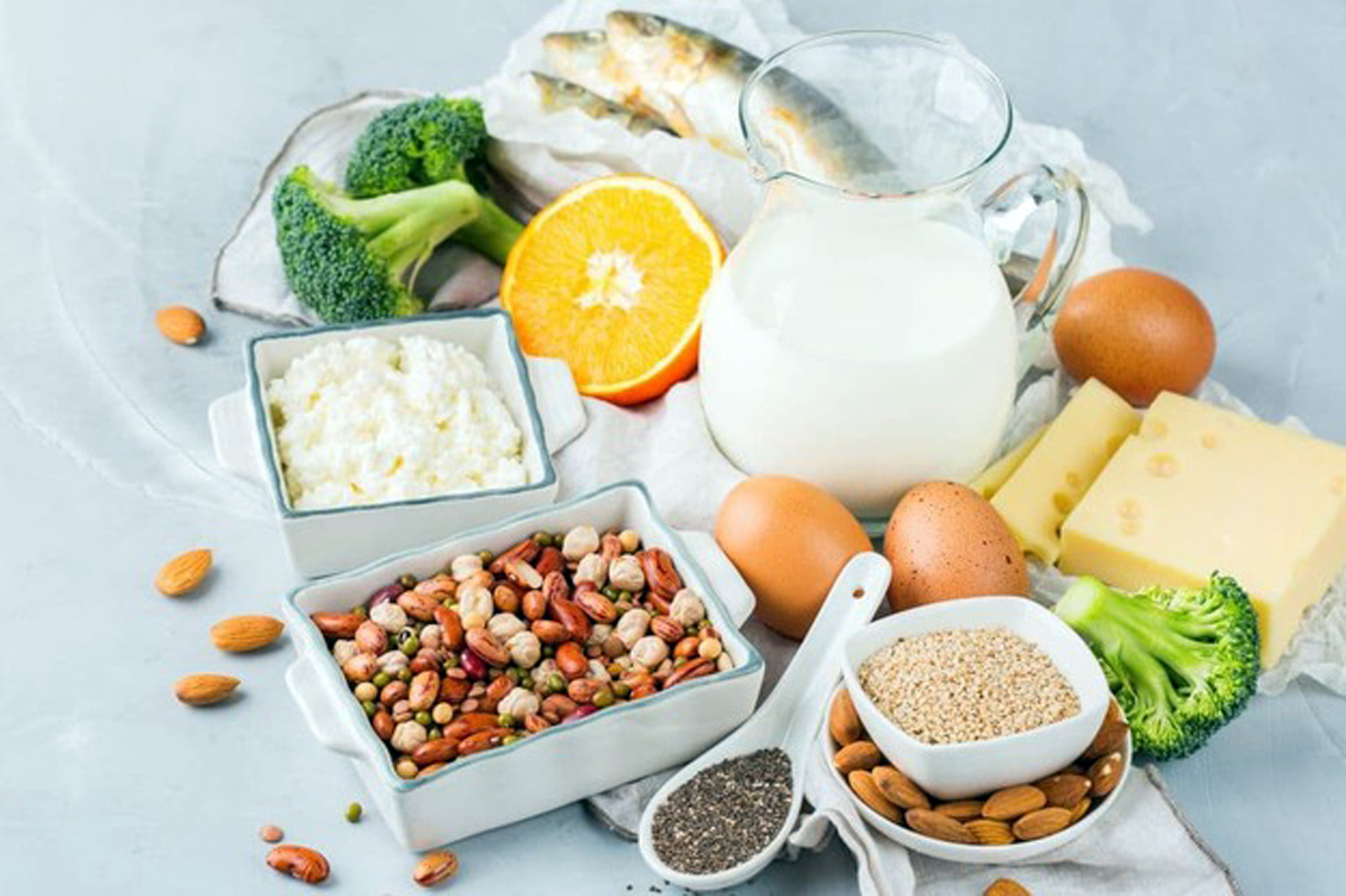 Sữa, trứng, ph&ocirc; mai v&agrave; c&aacute;c loại hạt l&agrave; nguồn thực phẩm gi&agrave;u canxi gi&uacute;p xương chắc khỏe. 