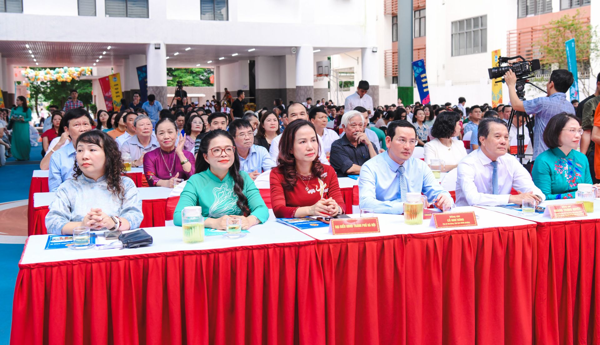 C&aacute;c đại biểu dự Lễ kh&aacute;nh th&agrave;nh trường THCS Giảng V&otilde; 2.