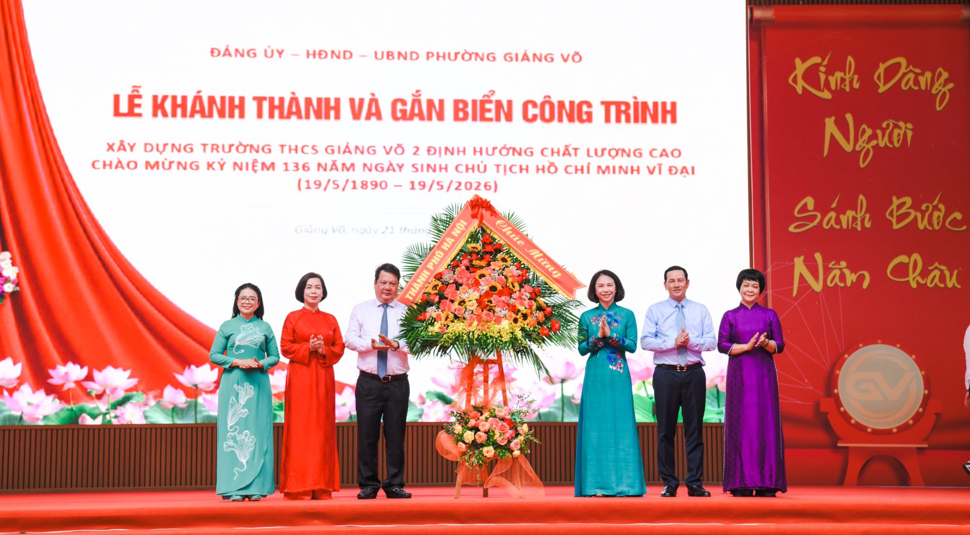 trao Bằng c&ocirc;ng nhận c&ocirc;ng tr&igrave;nh cấp th&agrave;nh phố kỷ niệm 136 năm Ng&agrave;y sinh Chủ tịch Hồ Ch&iacute; Minh v&agrave; trao lẵng hoa ch&uacute;c mừng nh&agrave; trường.