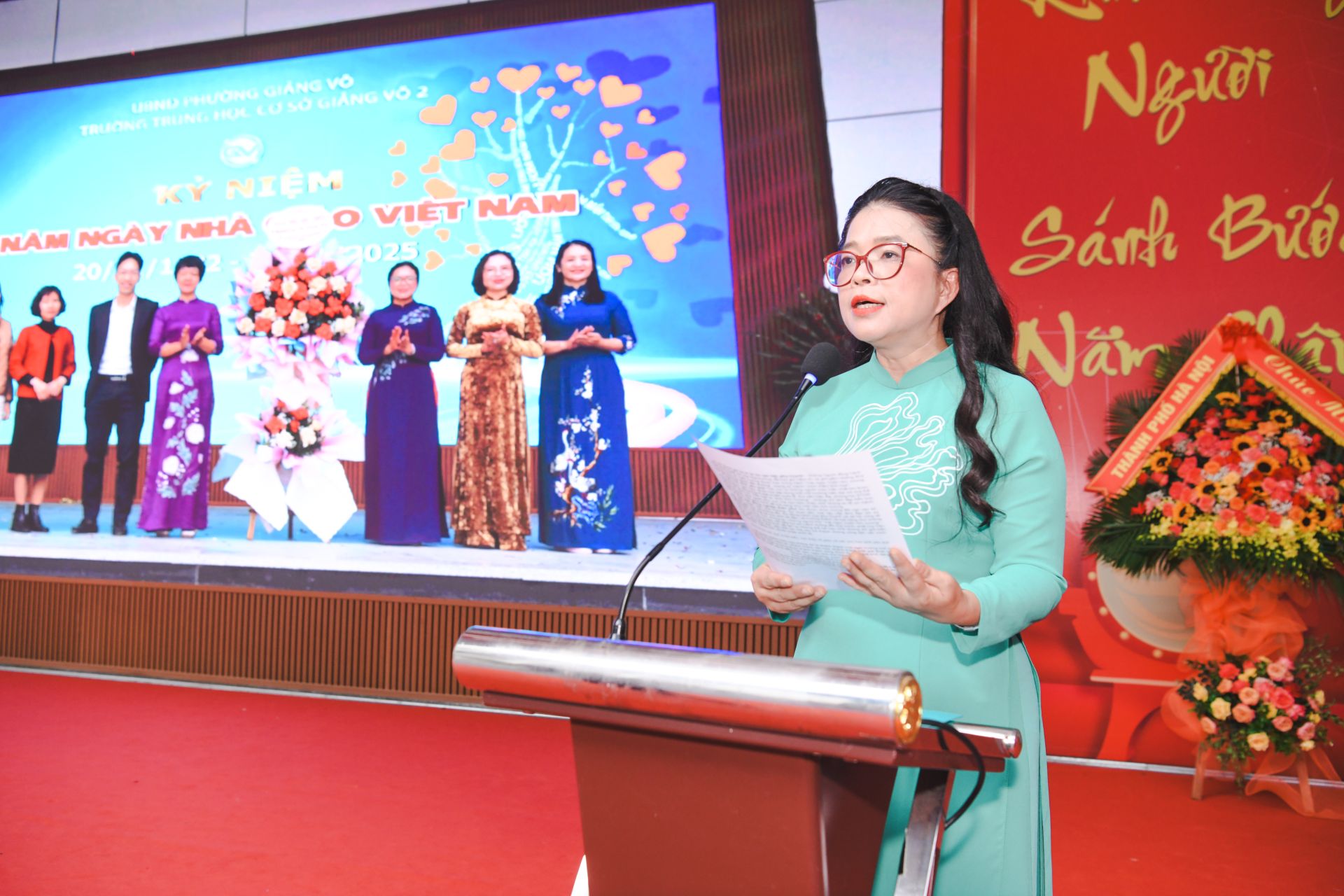 Nh&agrave; gi&aacute;o Phạm Thị Hương Giang - Hiệu trưởng trường THCS Giảng V&otilde; 2 b&agrave;y tỏ niềm vui tại buổi lễ.
