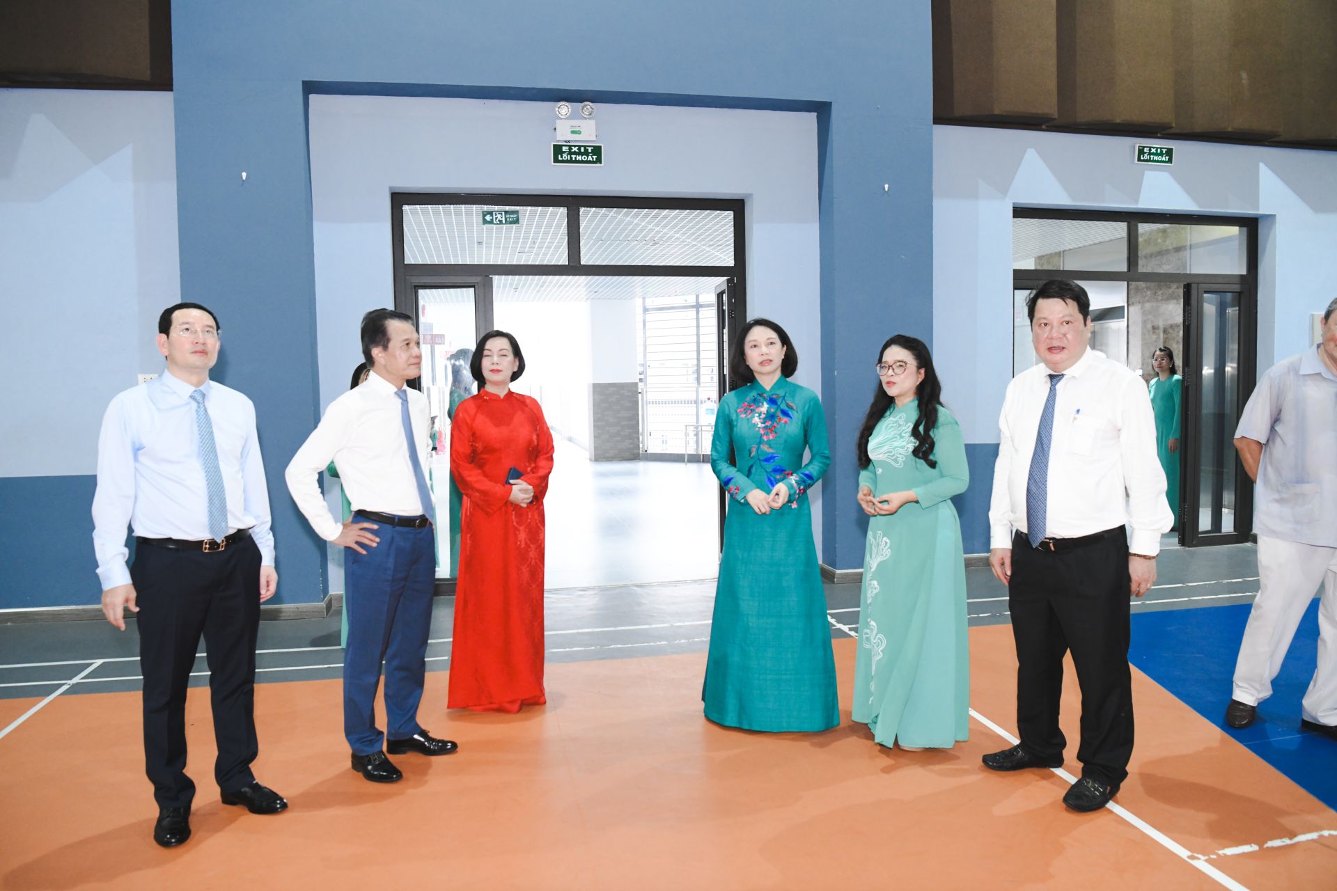 L&atilde;nh đạo UBND TP. H&agrave; Nội v&agrave; phường Giảng V&otilde; thăm cơ sở vật chất của nh&agrave; trường.