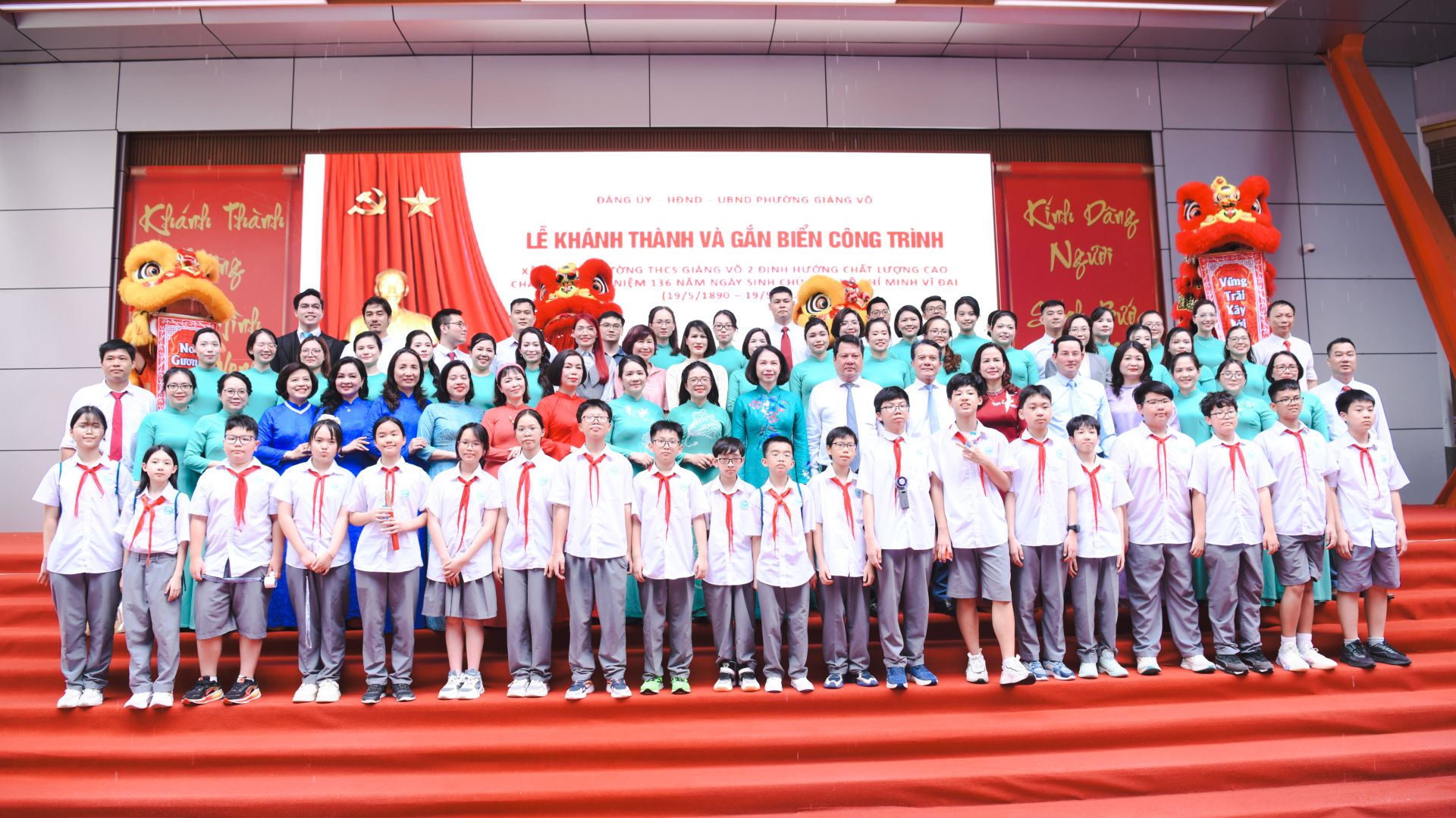 C&aacute;c đại biểu chụp ảnh lưu niệm c&ugrave;ng tập thể gi&aacute;o vi&ecirc;n v&agrave; học sinh nh&agrave; trường.