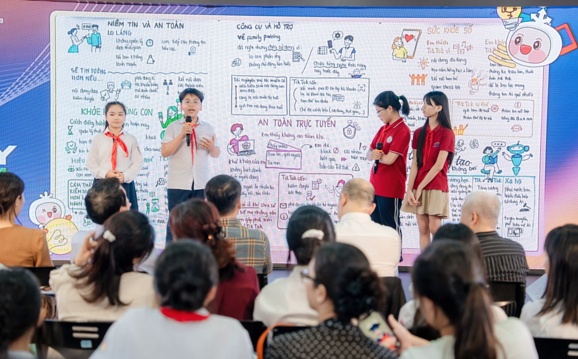 Buổi thảo luận nhận được nhiều &yacute; kiến của c&aacute;c bạn thiếu ni&ecirc;n. 
