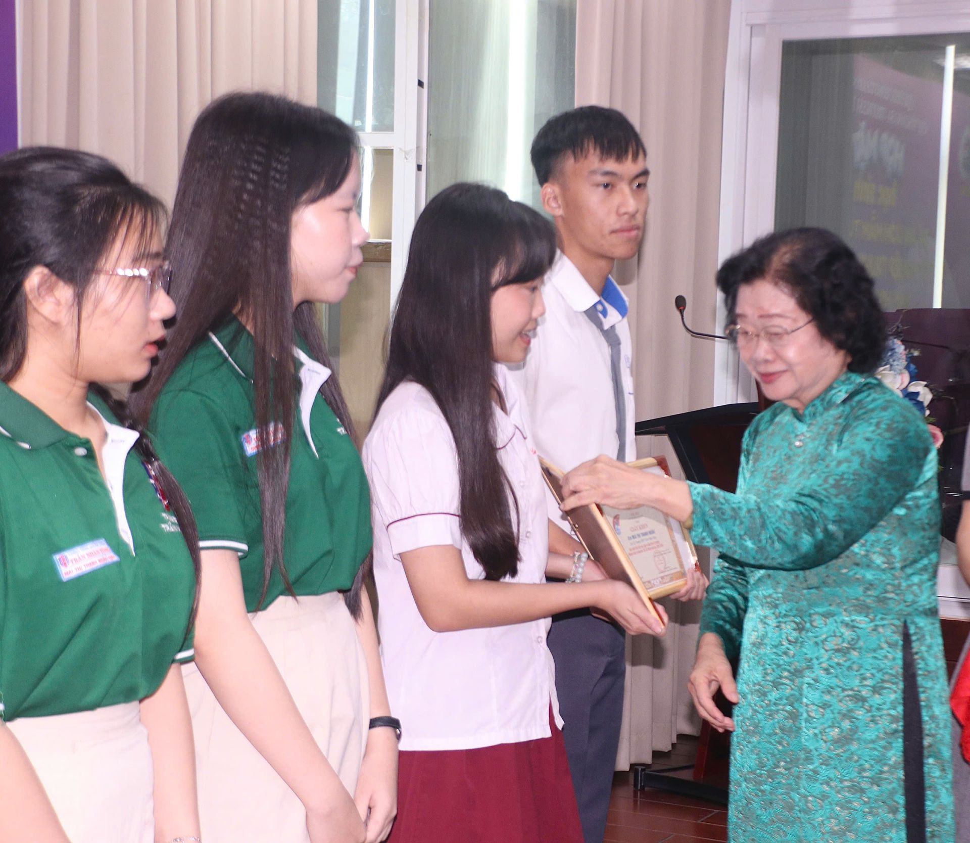 Bác Trương Mỹ Hoa  trao khen thưởng, học bổng đến c&aacute;c học sinh ti&ecirc;u biểu của dự &aacute;n &ldquo;Ươm mầm tương lai&rdquo; trước khi c&aacute;c bạn thi k&igrave; thi tốt nghiệp THPT. 