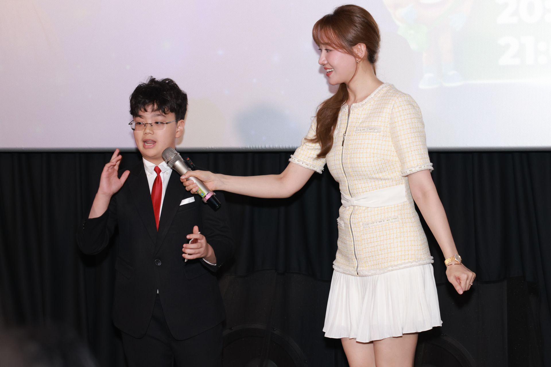 Hari Won v&agrave; diễn vi&ecirc;n V&otilde; Tấn Ph&aacute;t, diễn vi&ecirc;n Hữu Đằng, MC Gil L&ecirc; sẽ đồng h&agrave;nh xuy&ecirc;n suốt chương tr&igrave;nh Super 10 - Si&ecirc;u T&agrave;i Năng Nh&iacute; m&ugrave;a 5.