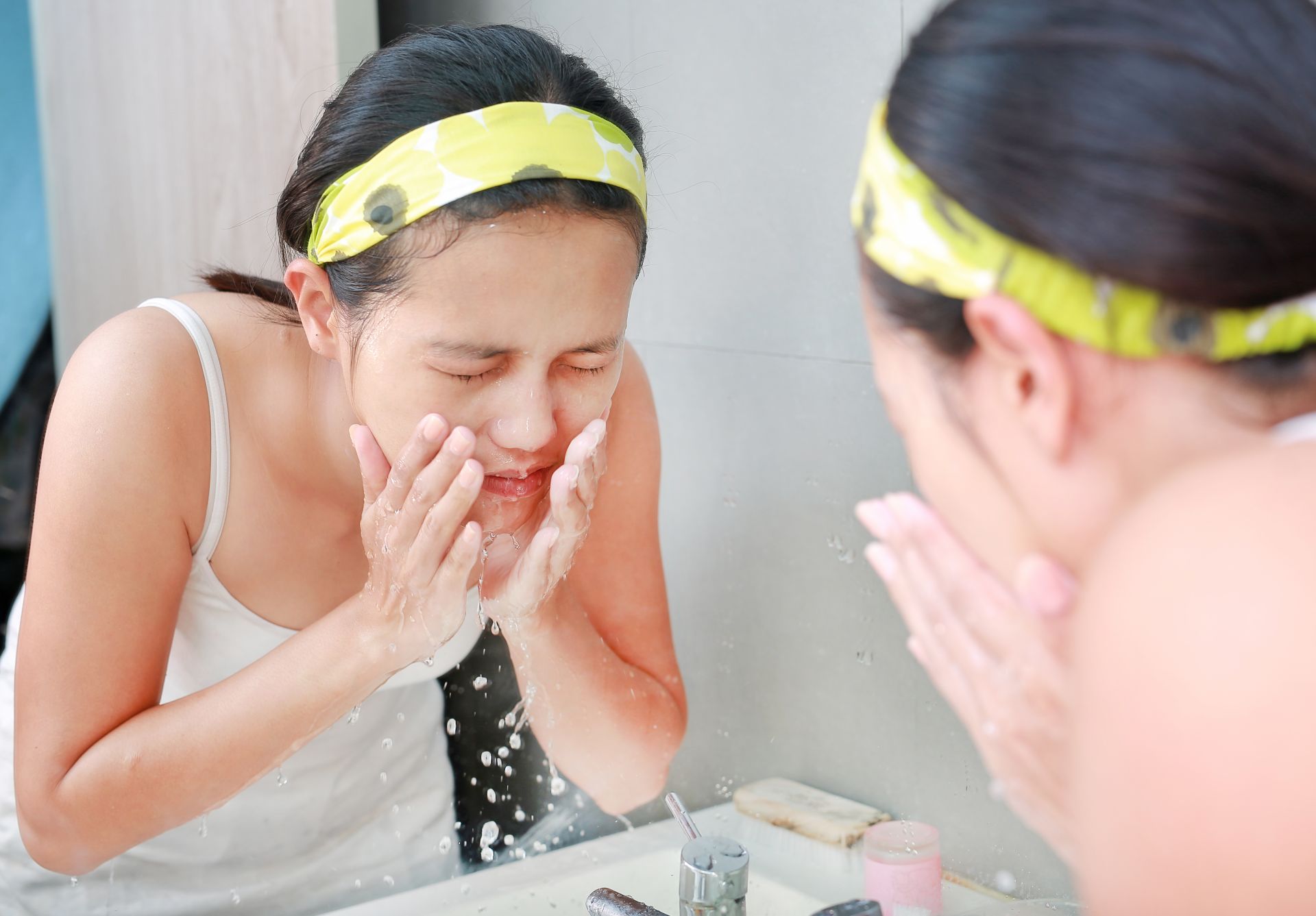 Rửa mặt sau khi vận động hoặc đi ngo&agrave;i trời nắng gi&uacute;p l&agrave;m sạch bụi bẩn, mồ h&ocirc;i v&agrave; gi&uacute;p da dễ chịu hơn. 