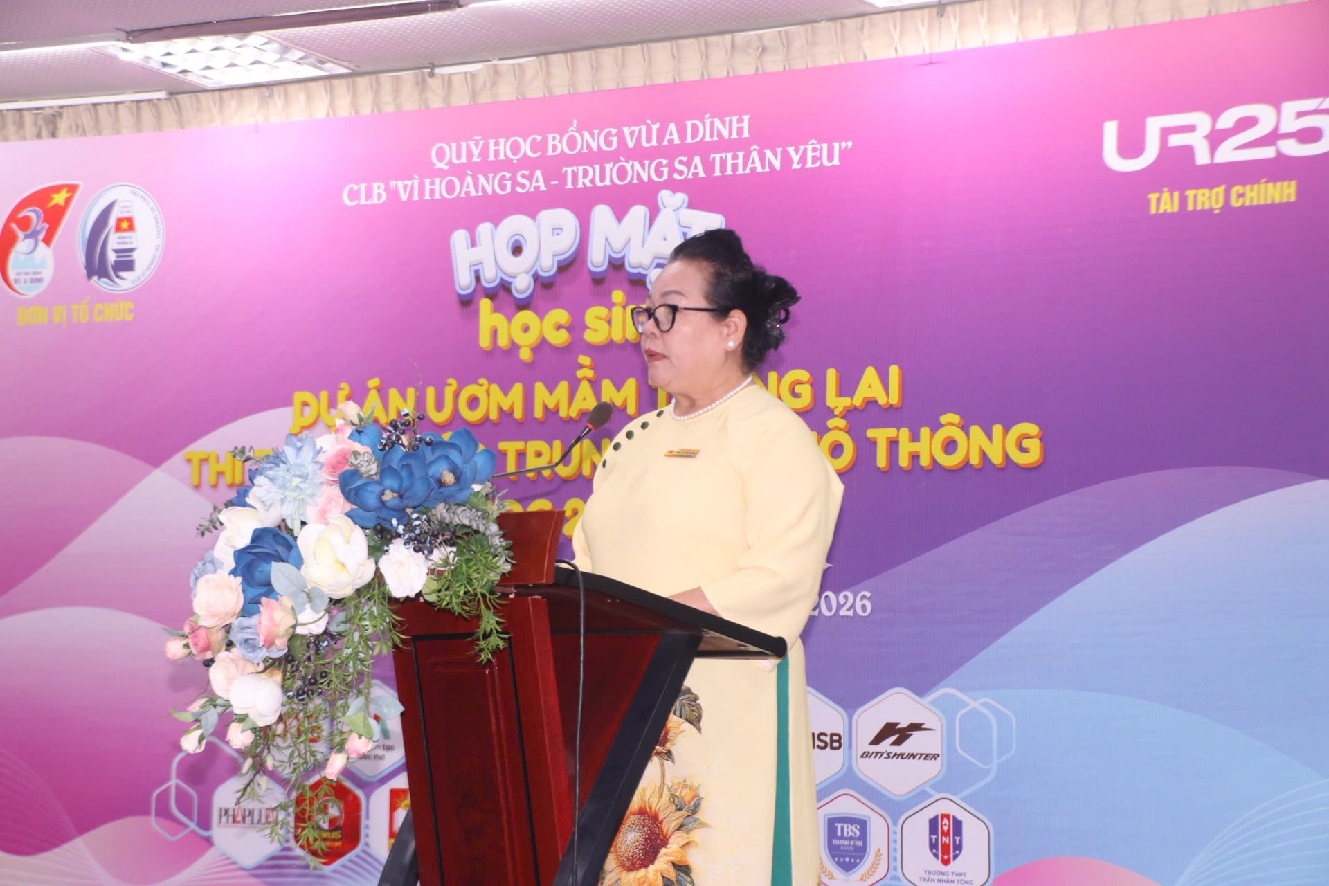 C&ocirc; Phan Thị Ánh Hoàng phát bi&ecirc;̉u đ&ocirc;̣ng vi&ecirc;n các bạn học sinh.