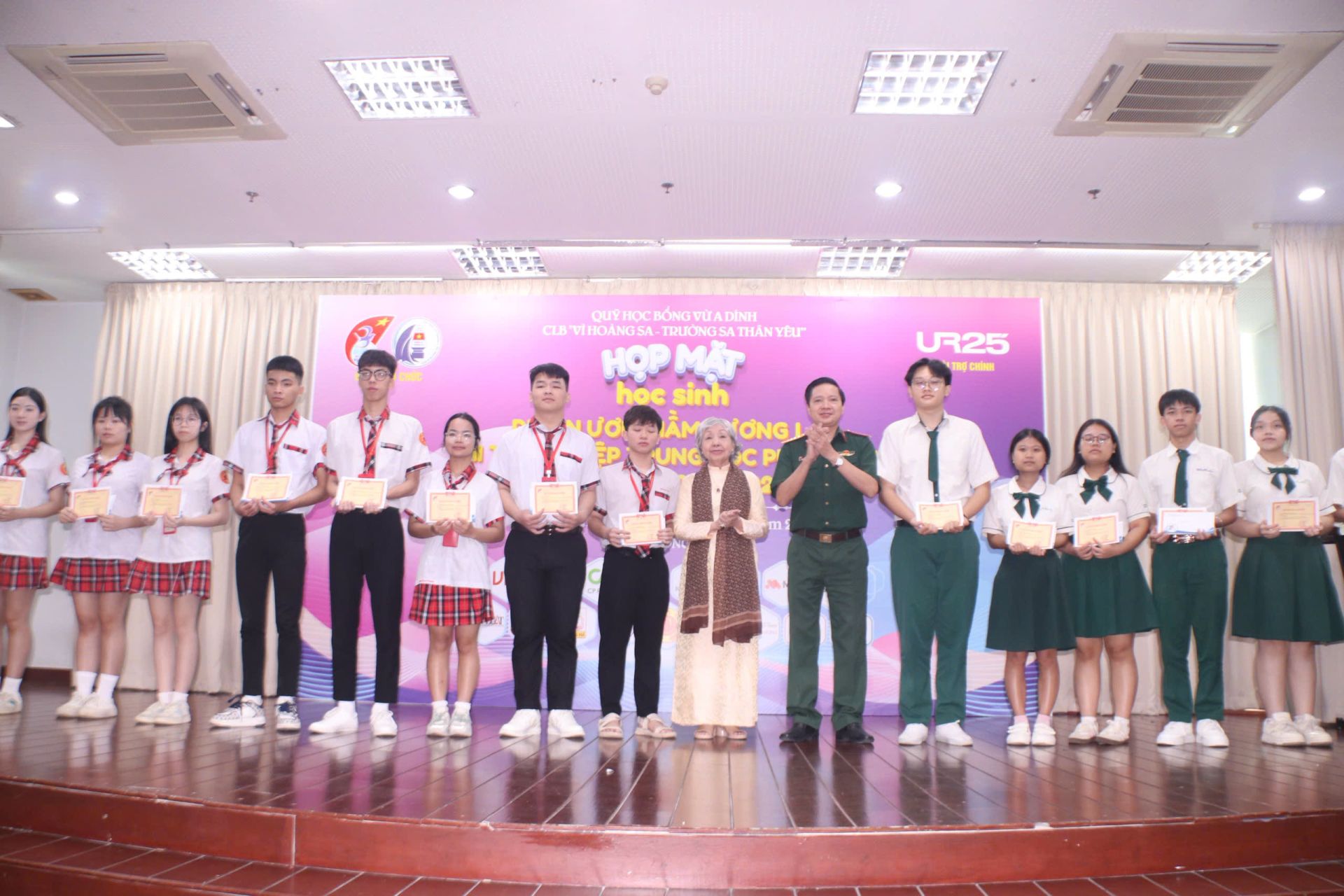 Ban T&ocirc;̉ chức trao thưởng cho các bạn học sinh.