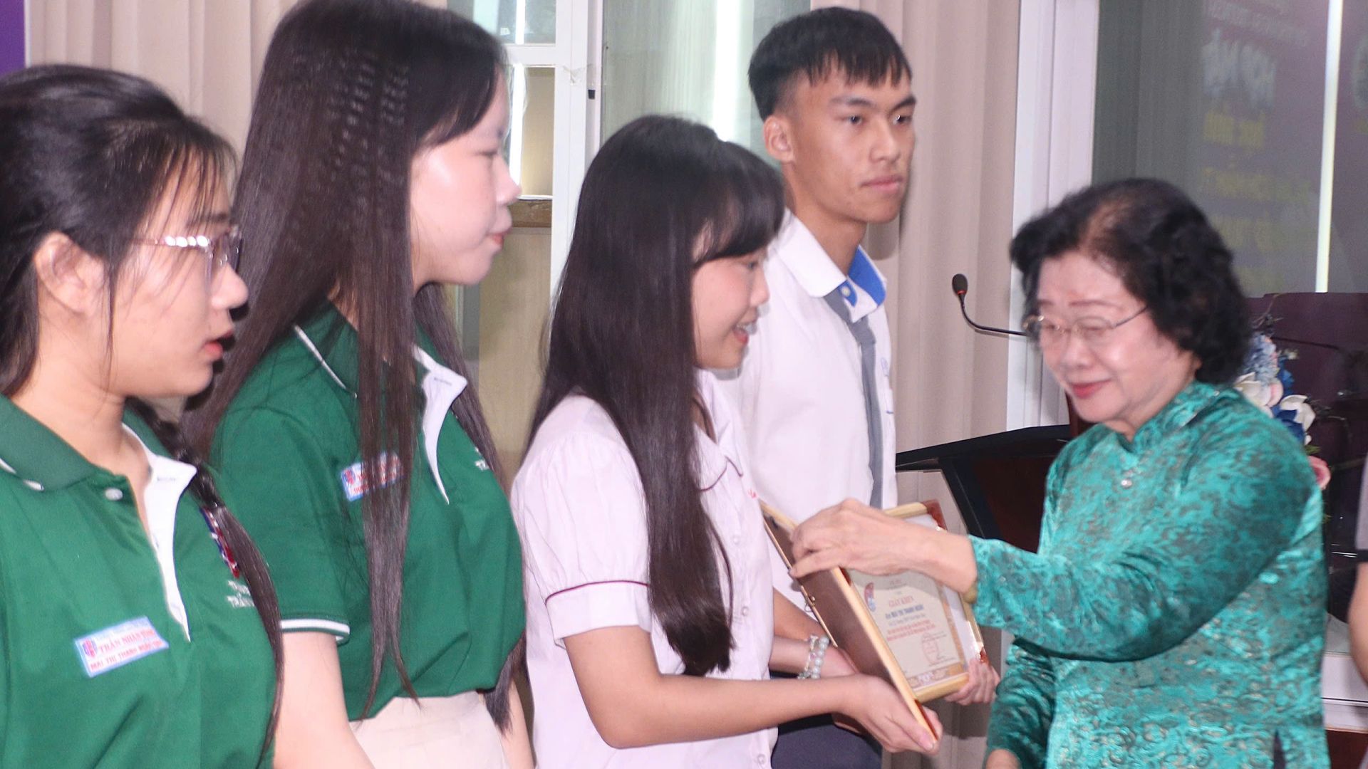 Quỹ Học bổng Vừ A Dính gặp mặt học sinh lớp 12 thuộc dự án "Ươm mầm tương lai"