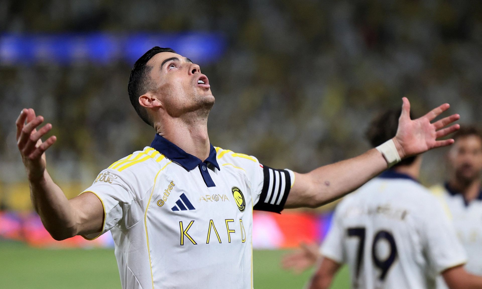 Cristiano Ronaldo ăn mừng b&agrave;n n&acirc;ng tỷ số l&ecirc;n 2-1 cho Al Nassr.