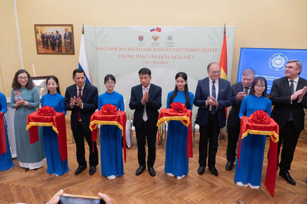 Lễ trao tặng Tủ s&aacute;ch tiếng Việt của NXBGDVN. Nguồn: Đại học Sư phạm Quốc gia Herzen.