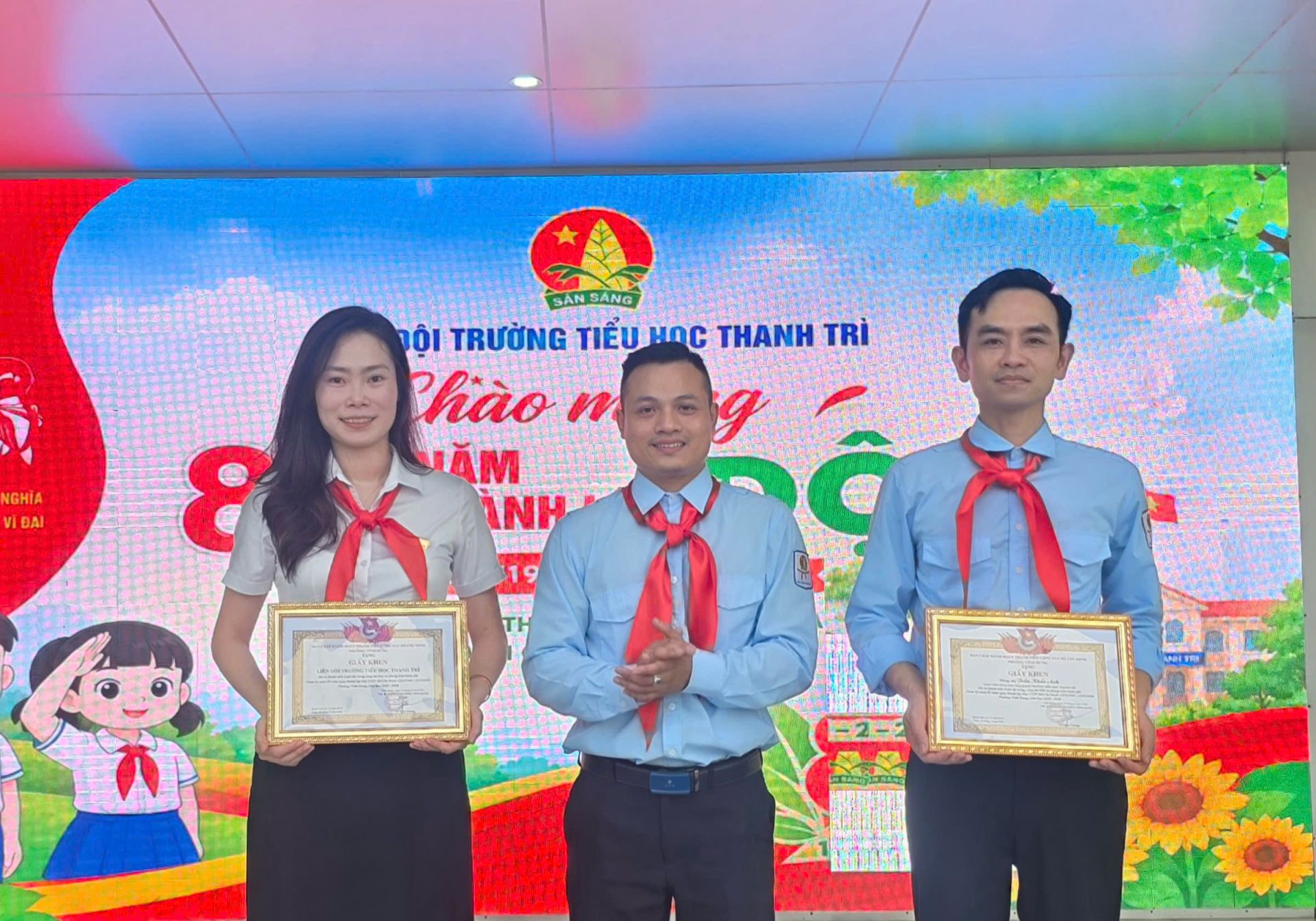 Trường Ti&ecirc;̉u học Thanh Trì (bìa trái) nh&acirc;̣n Gi&acirc;́y khen của Đoàn TNCS H&ocirc;̀ Chí Minh phường Vĩnh Hưng.