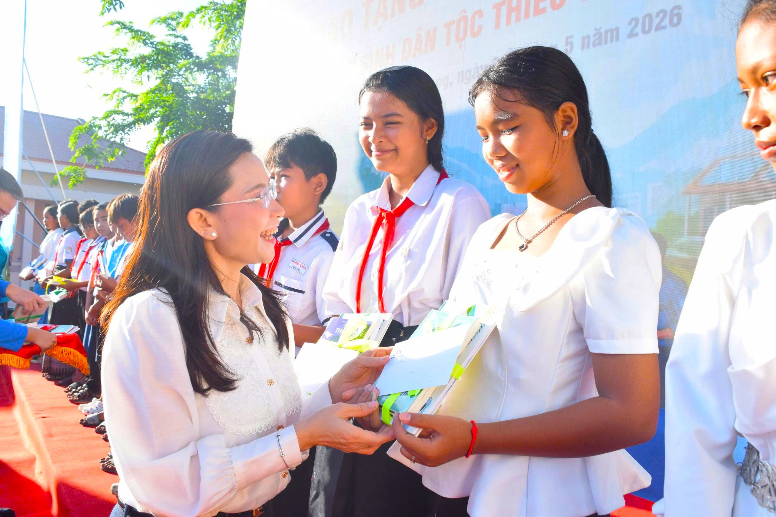 C&ocirc; Nguyễn Phạm Duy Trang - Ủy vi&ecirc;n chuy&ecirc;n tr&aacute;ch Ủy ban Văn h&oacute;a v&agrave; X&atilde; hội của Quốc hội trao học bổng Vừ A D&iacute;nh cho c&aacute;c em học sinh l&agrave; người d&acirc;n tộc thiểu số c&oacute; ho&agrave;n cảnh kh&oacute; khăn tại chương tr&igrave;nh