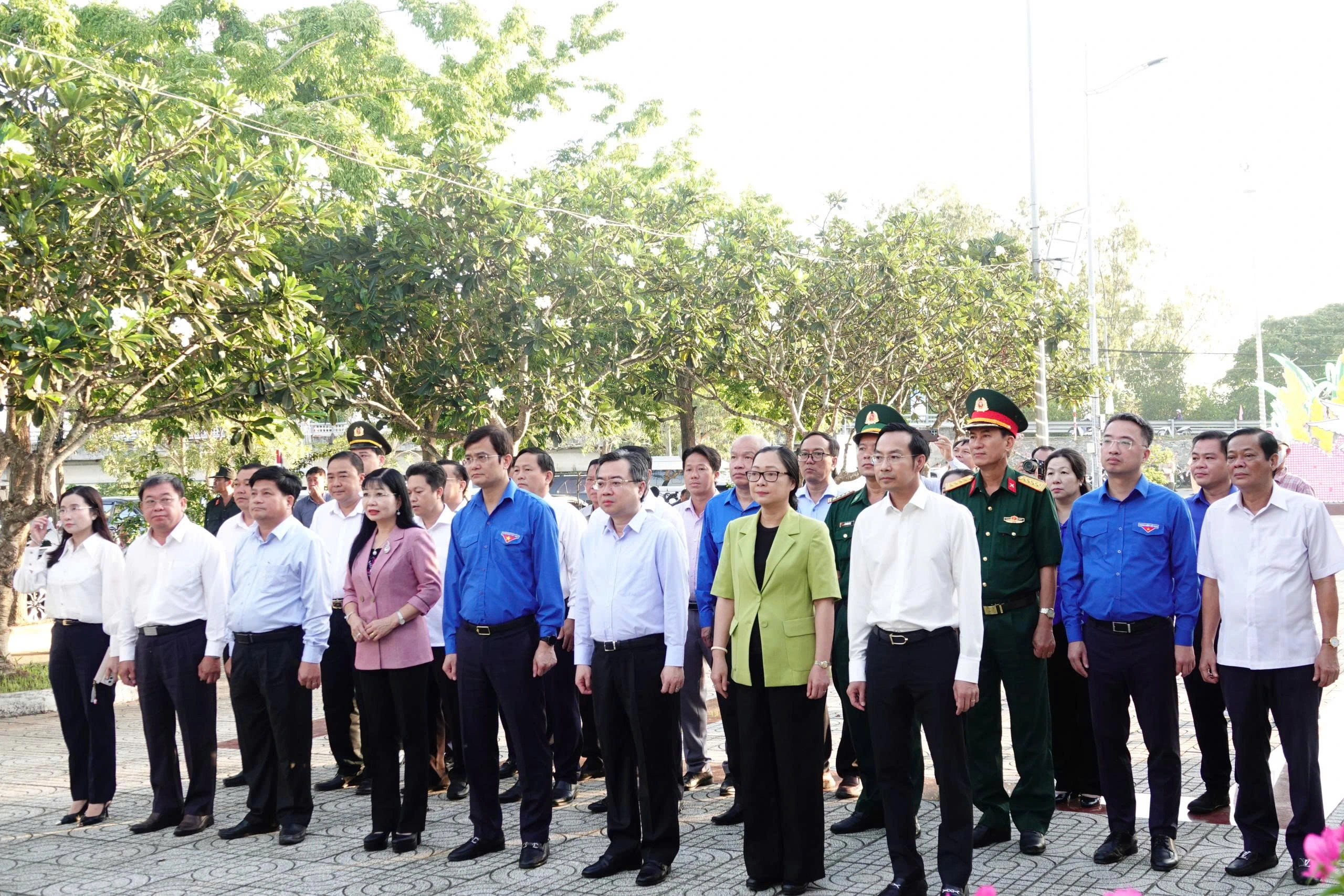 C&aacute;c đại biểu d&acirc;ng hương cố Thủ tướng V&otilde; Văn Kiệt tại x&atilde; Ba Ch&uacute;c.