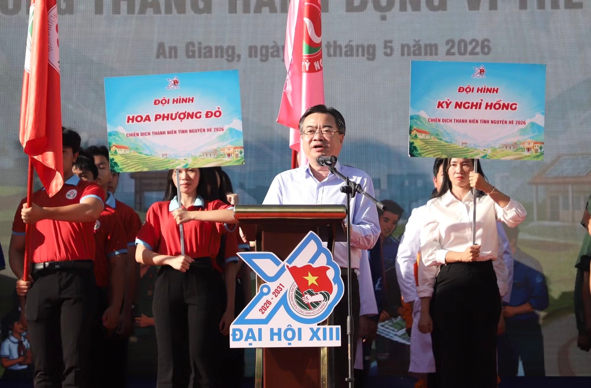 B&aacute;c Nguyễn Thanh Nghị - Ủy vi&ecirc;n Bộ Ch&iacute;nh trị, B&iacute; thư T.Ư Đảng, Trưởng ban Ch&iacute;nh s&aacute;ch, chiến lược T.Ư cho biết Chiến dịch Thanh ni&ecirc;n t&igrave;nh nguyện h&egrave; đ&atilde; trở th&agrave;nh biểu tượng đẹp của tinh thần tr&aacute;ch nhiệm x&atilde; hội, l&ograve;ng nh&acirc;n &aacute;i, kh&aacute;t vọng cống hiến v&igrave; cộng đồng.