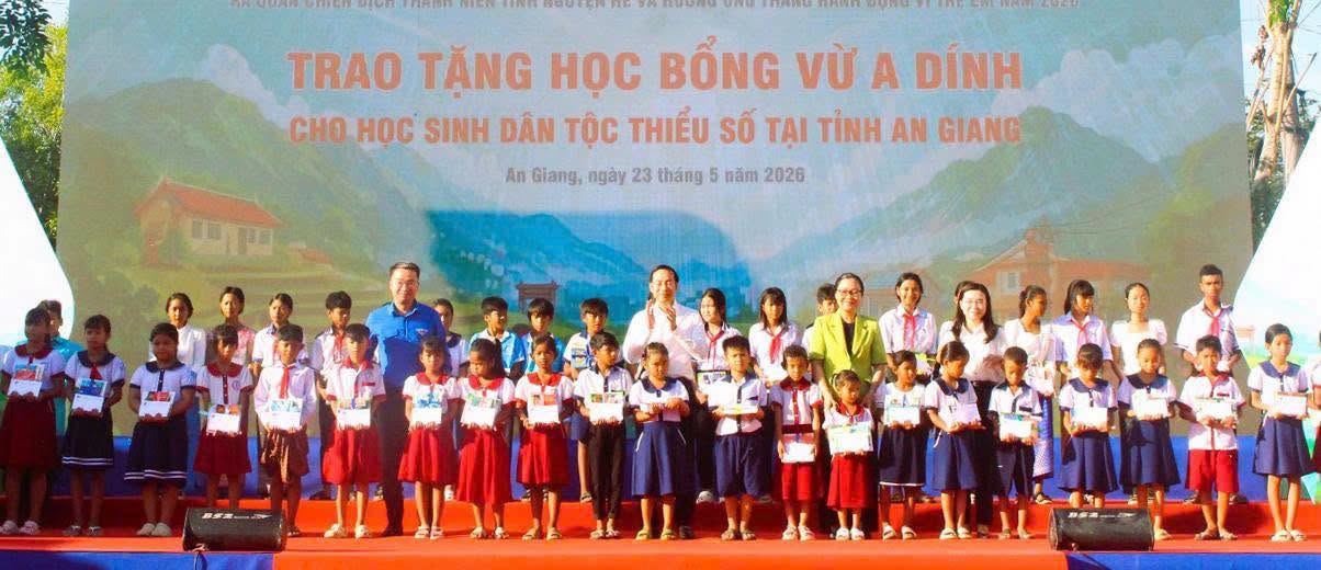 Anh Nguyễn Tường L&acirc;m (tr&aacute;i) - B&iacute; thư T.Ư Đo&agrave;n, Chủ tịch T.Ư Hội Li&ecirc;n hiệp thanh ni&ecirc;n Việt Nam trao nguồn lực hỗ trợ Chiến dịch Thanh ni&ecirc;n t&igrave;nh nguyện h&egrave; năm 2026 cho Tỉnh đo&agrave;n An Giang