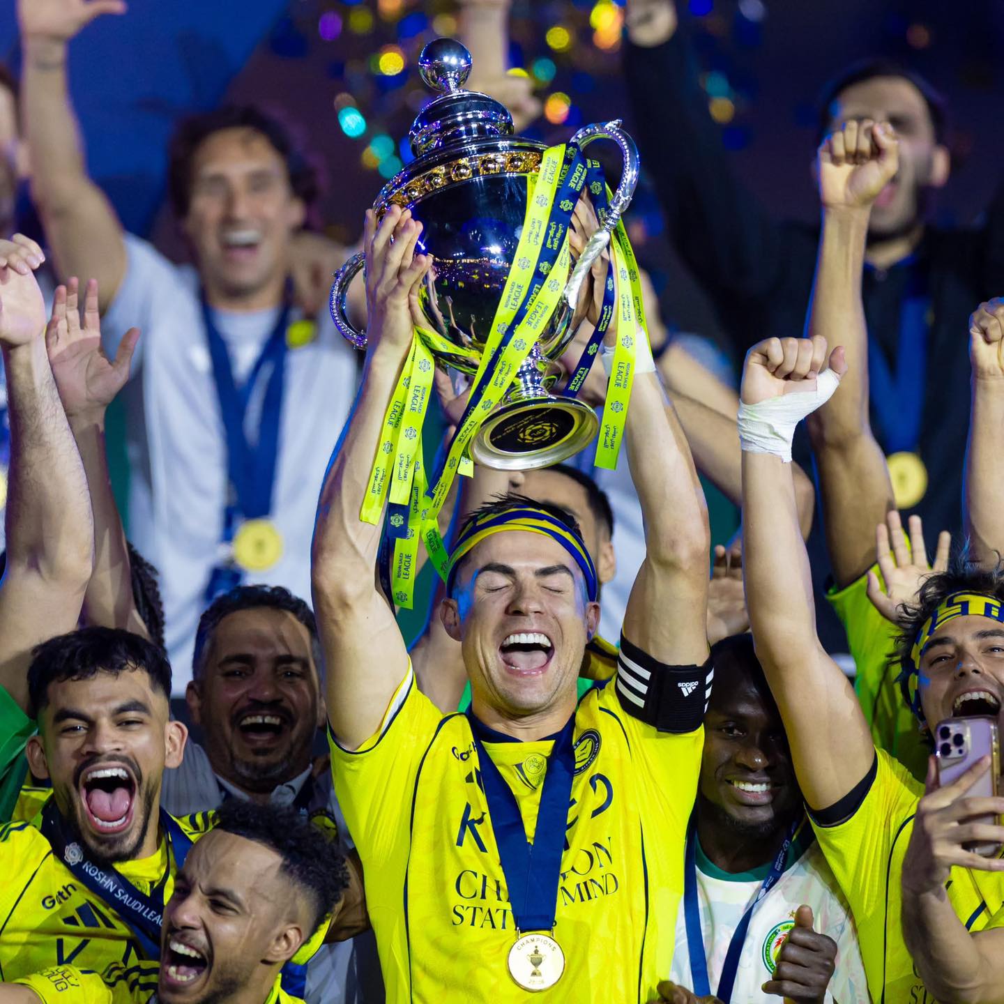 Ronaldo n&acirc;ng cao Cup v&ocirc; địch Saudi Pro League.