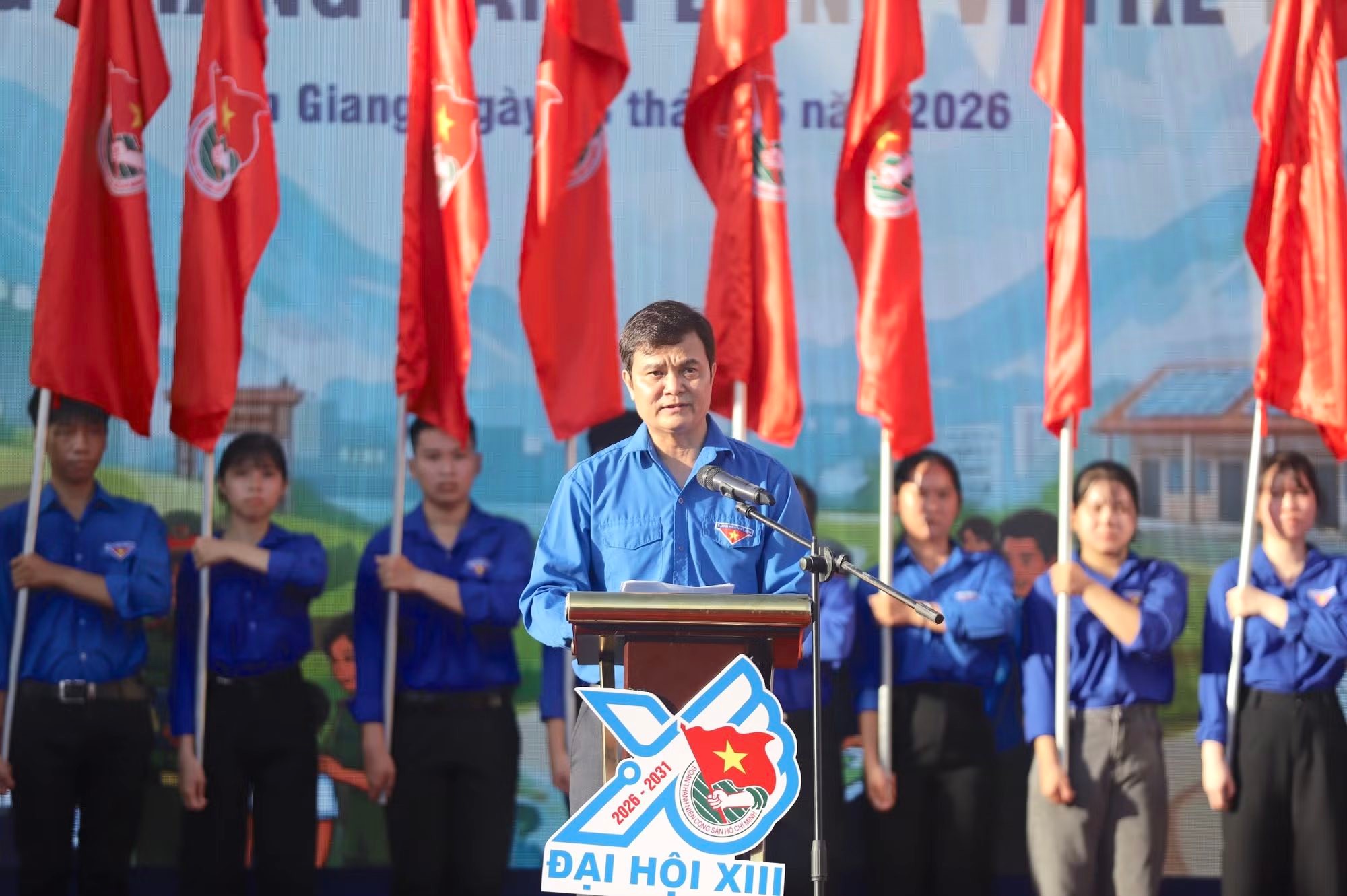 Anh B&ugrave;i Quang Huy - Ủy vi&ecirc;n T.Ư Đảng, B&iacute; thư thứ nhất T.Ư Đo&agrave;n ph&aacute;t biểu tại lễ ra qu&acirc;n.