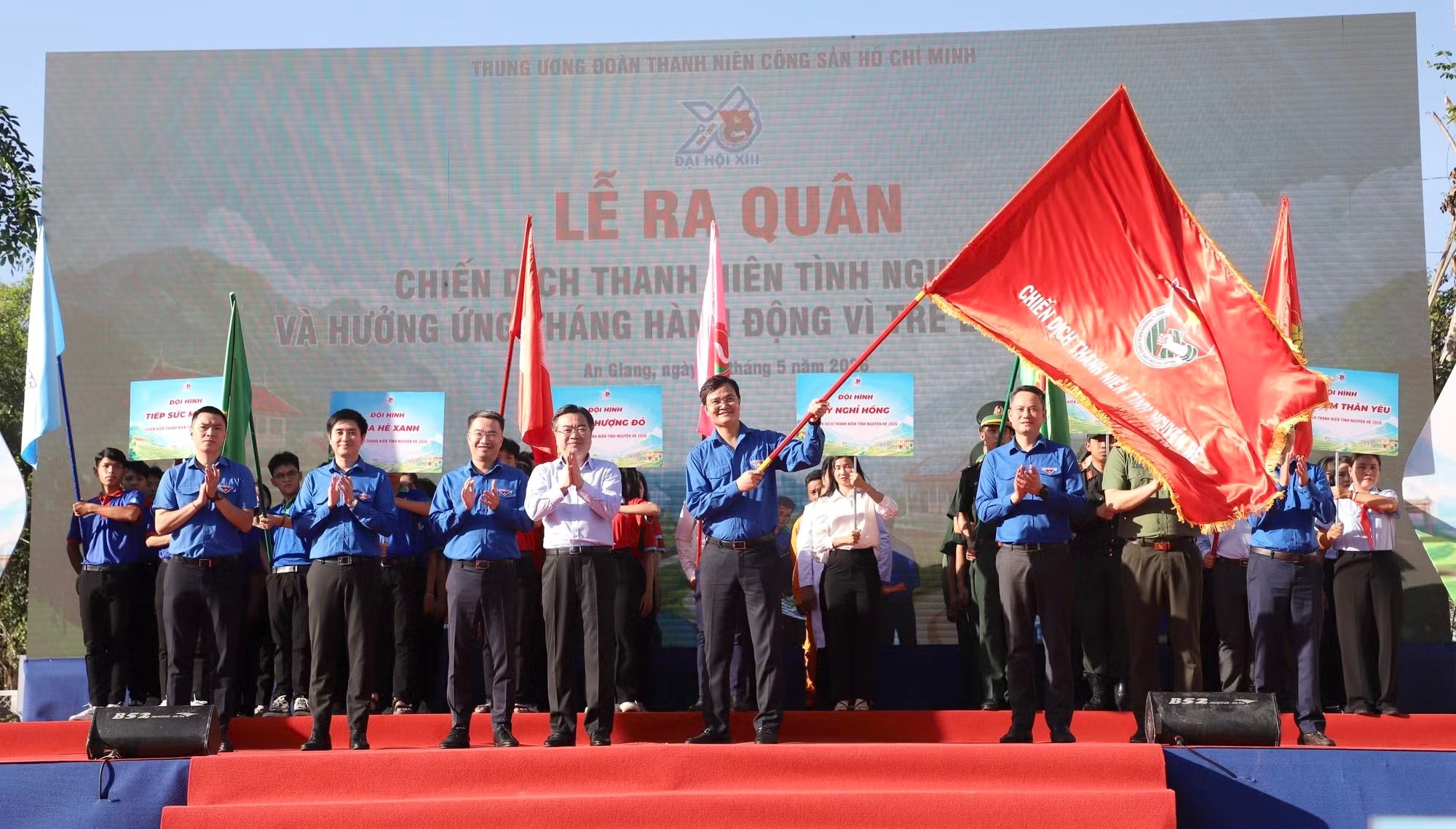 B&aacute;c Nguyễn Thanh Nghị (&aacute;o trắng) - Ủy vi&ecirc;n Bộ Ch&iacute;nh trị, B&iacute; thư T.Ư Đảng, Trưởng ban Ch&iacute;nh s&aacute;ch, chiến lược T.Ư trao cờ hiệu cho anh B&ugrave;i Quang Huy - Ủy vi&ecirc;n T.Ư Đảng, B&iacute; thư thứ nhất T.Ư Đo&agrave;n ra qu&acirc;n Chiến dịch Thanh ni&ecirc;n t&igrave;nh nguyện h&egrave; năm 2026 tại tỉnh An Giang.