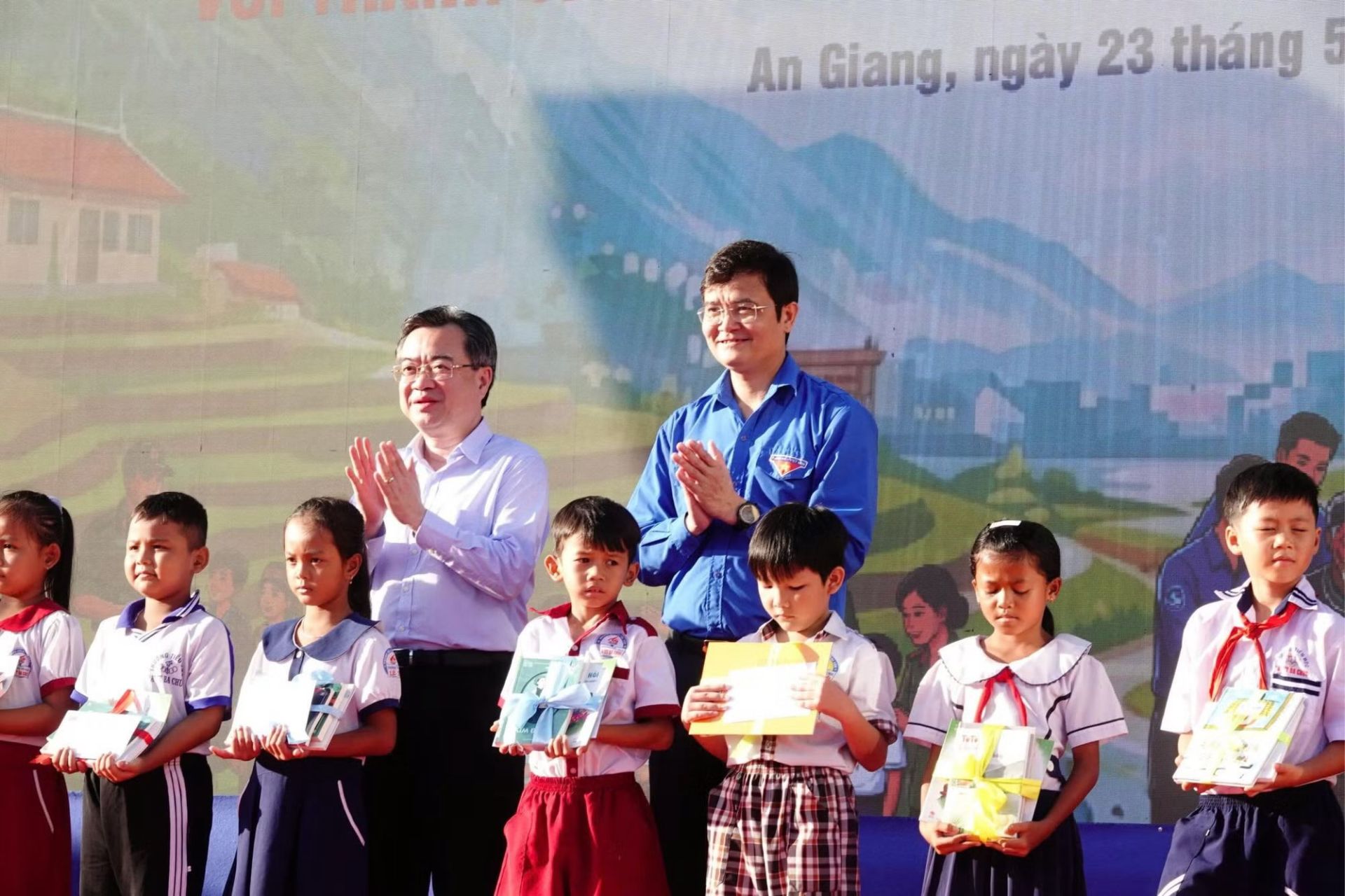 B&aacute;c Nguyễn Thanh Nghị v&agrave; anh B&ugrave;i Quang Huy tặng qu&agrave; c&aacute;c em học sinh c&oacute; ho&agrave;n cảnh kh&oacute; khăn.
