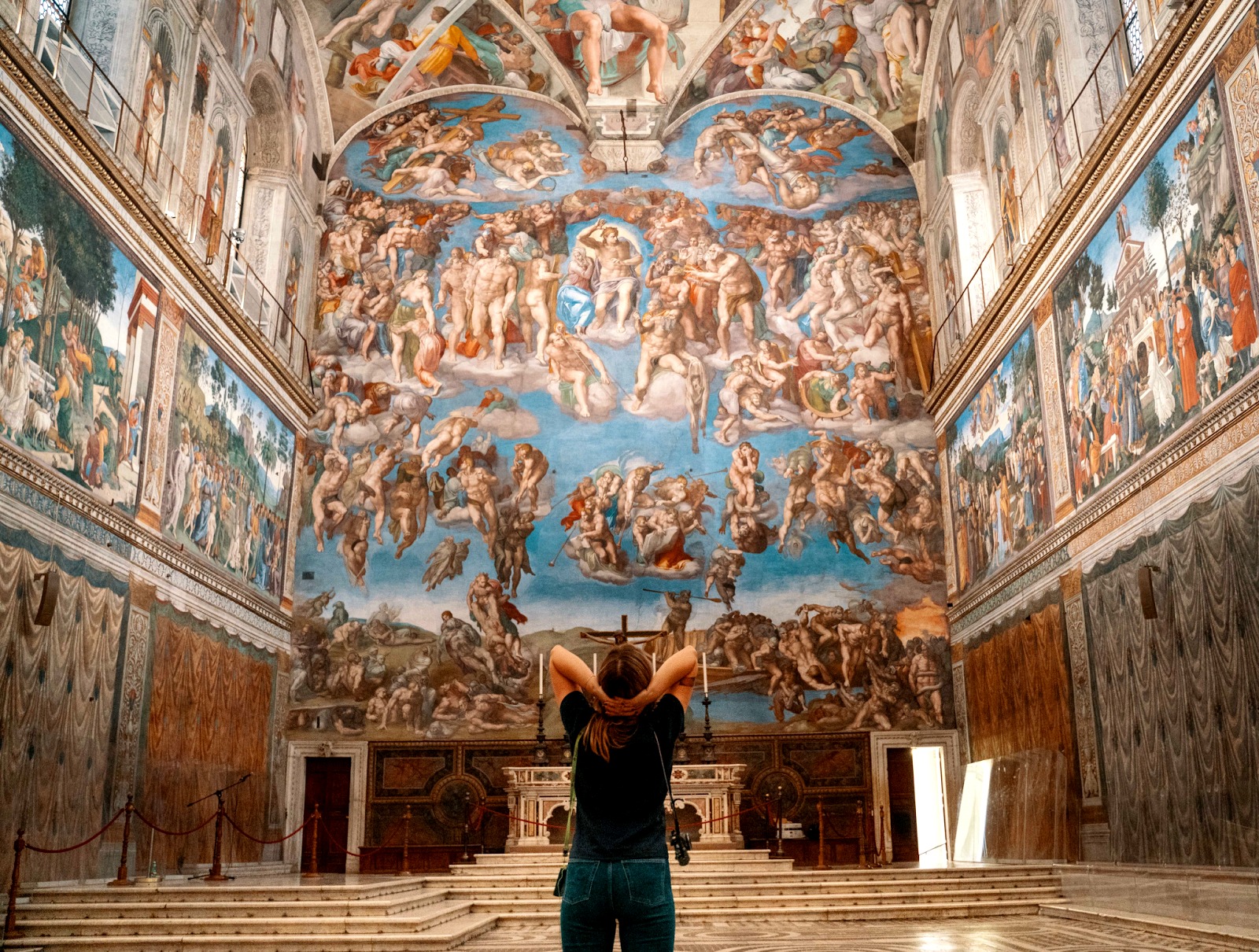 Bảo t&agrave;ng Vatican nằm ở trung t&acirc;m Th&agrave;nh phố Vĩnh hằng v&agrave; chứa một trong những bộ sưu tập nghệ thuật phi thường nhất thế giới, với những tấm thảm, tranh vẽ v&agrave; t&aacute;c phẩm đi&ecirc;u khắc của c&aacute;c nghệ sĩ vĩ đại nhất trong lịch sử.
