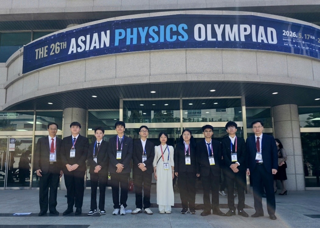 Từ tr&aacute;i qua phải: PGS.TS. Đặng Đức Vượng, Ph&oacute; trưởng Đo&agrave;n; em Tạ Ngọc Minh, em Phan Tuấn Dũng, em Nguyễn Nhật Minh, em B&ugrave;i Anh T&uacute;, em Nguyễn Thị B&iacute;ch Ngọc, em Vũ Nguy&ecirc;n Nguy&ecirc;n, em Mai Văn Kh&aacute;nh, em L&ecirc; Duy Kh&aacute;nh v&agrave; GS.TS. Lục Huy Ho&agrave;ng, Trưởng Đo&agrave;n.