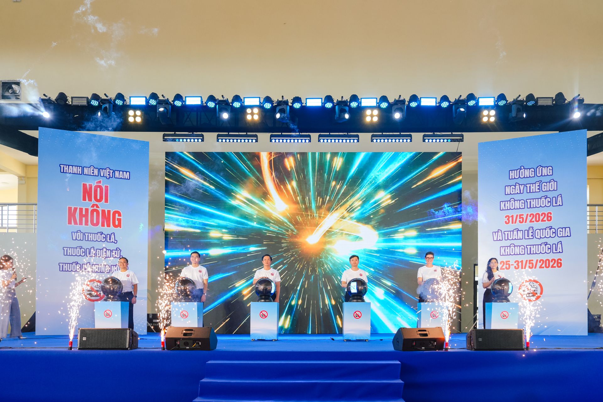 C&aacute;c đại biểu thực hiện nghi thức ph&aacute;t động 