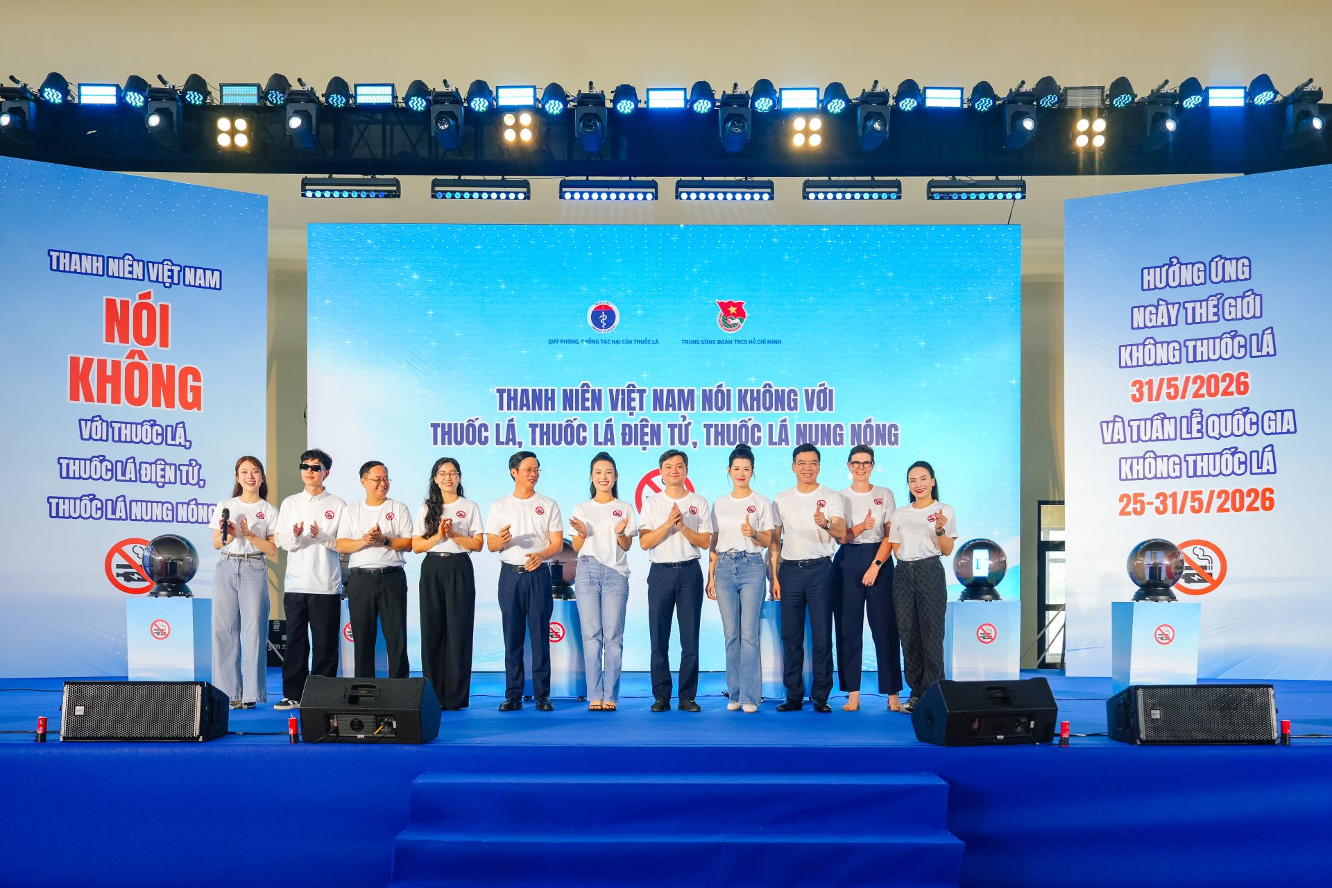 C&aacute;c đại biểu chụp ảnh lưu niệm tại chương tr&igrave;nh.