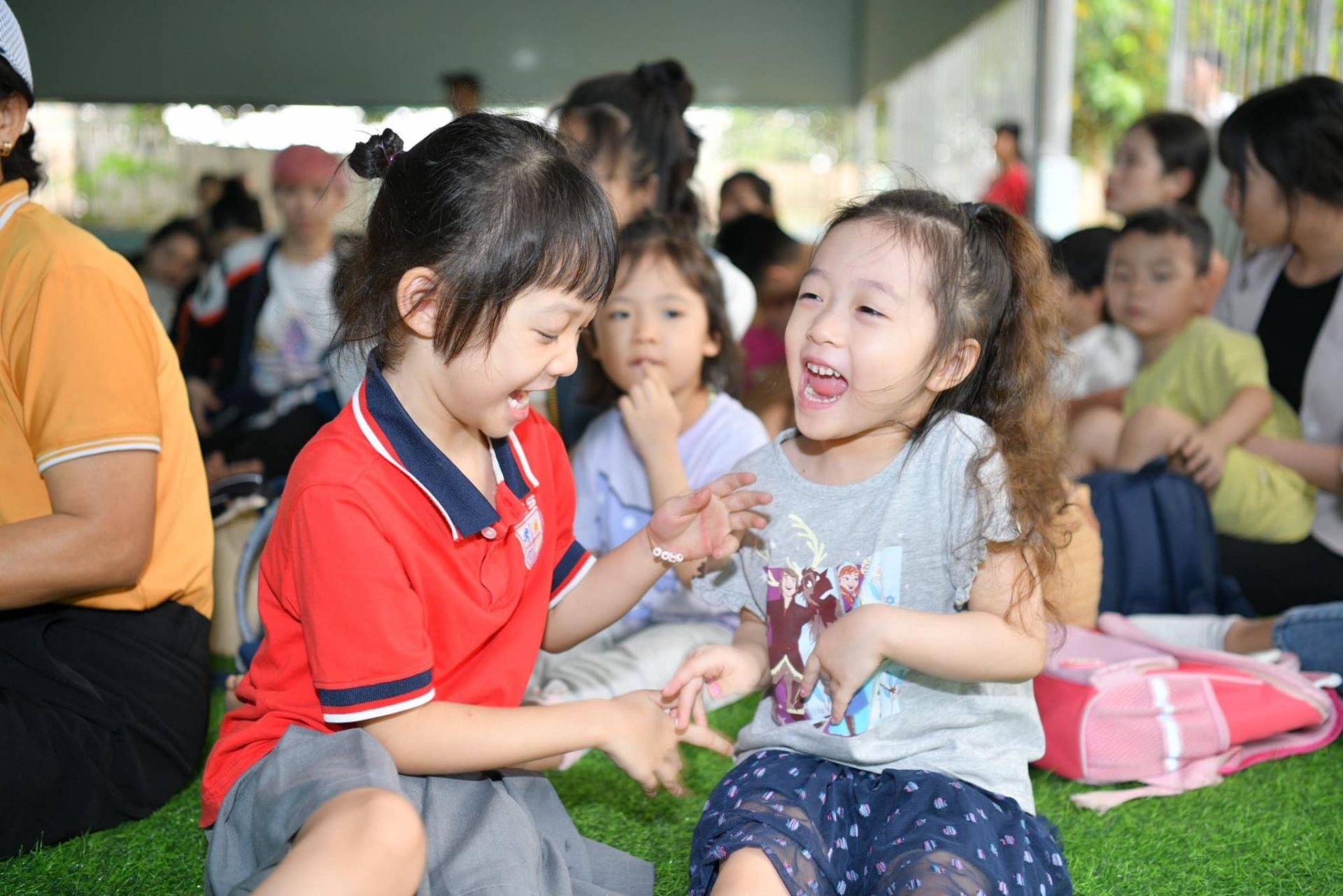 Niềm vui của học sinh khi tham gia một chương tr&igrave;nh trải nghiệm sinh th&aacute;i trong h&egrave;.