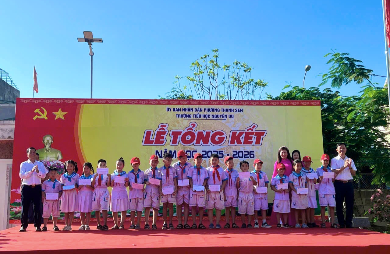 Nhiều em học sinh đặt giải cao được nh&agrave; trường vinh danh tại lễ bế giảng năm học