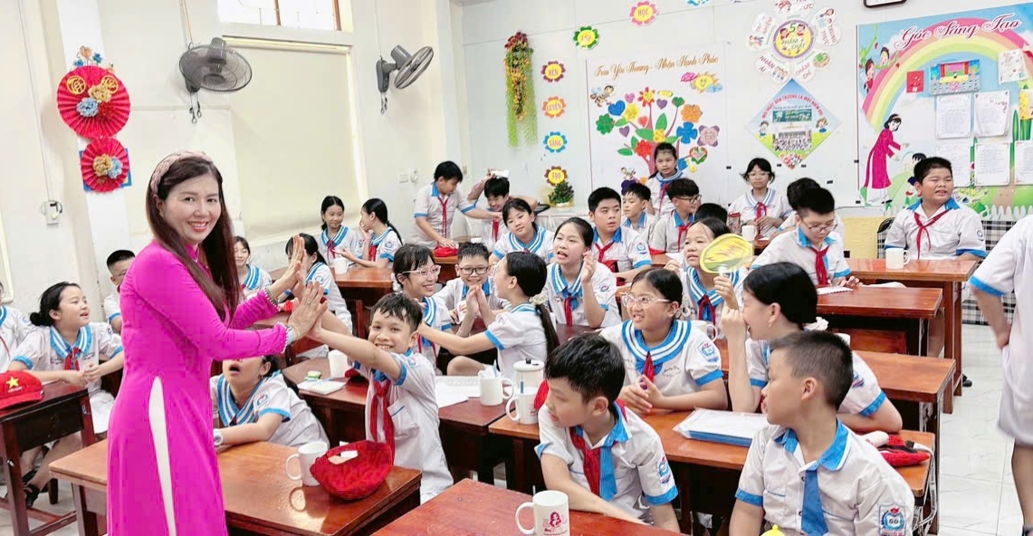 c&ocirc; Trần Thị Thu C&uacute;c &ndash; Hiệu trưởng nh&agrave; trường đ&atilde; tr&igrave;nh b&agrave;y b&aacute;o c&aacute;o tổng kết năm học 2025&ndash;2026