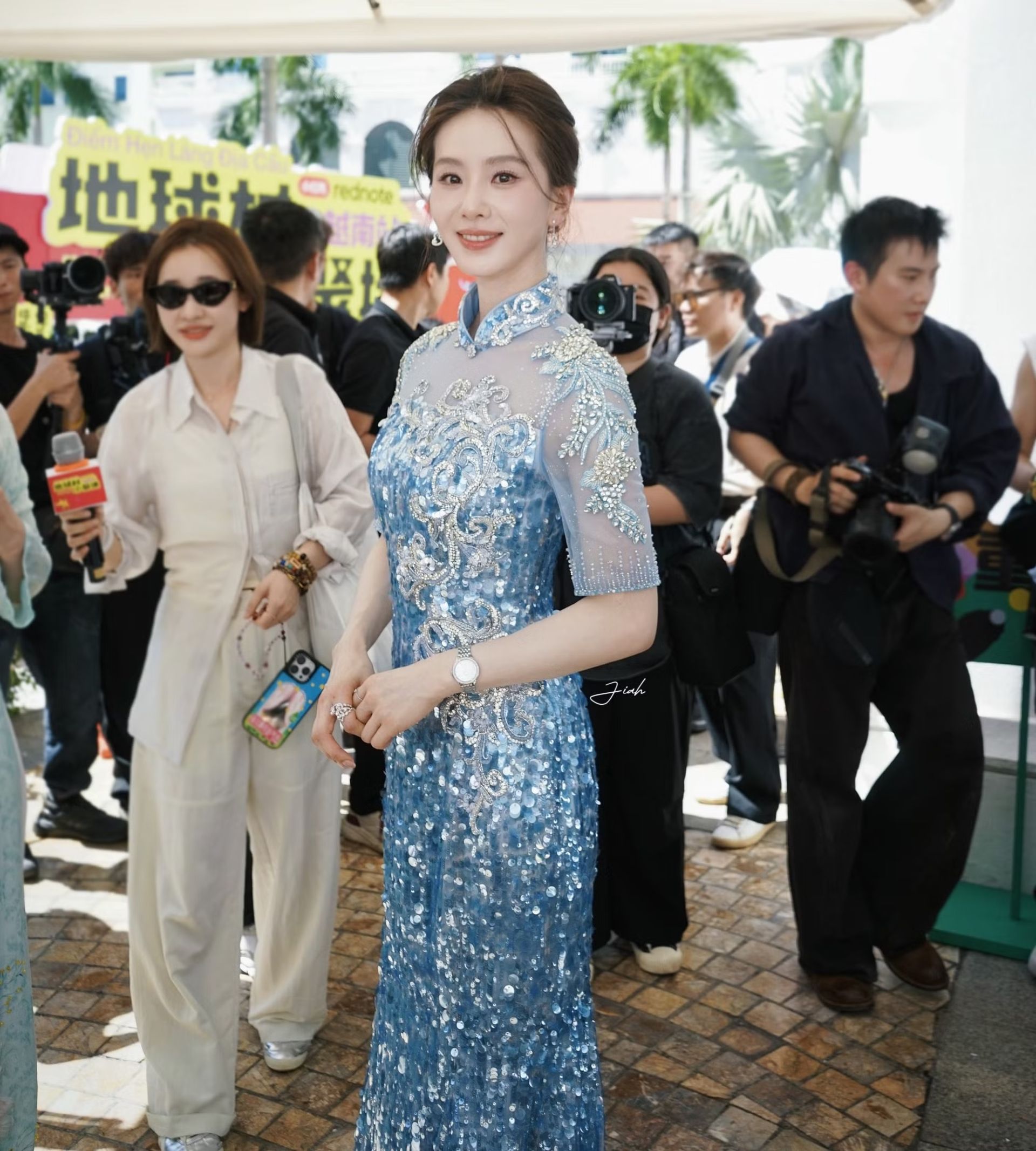 Lưu Thi Thi giao lưu với người h&acirc;m m&ocirc;̣ tại Đại học Hà N&ocirc;̣i.
