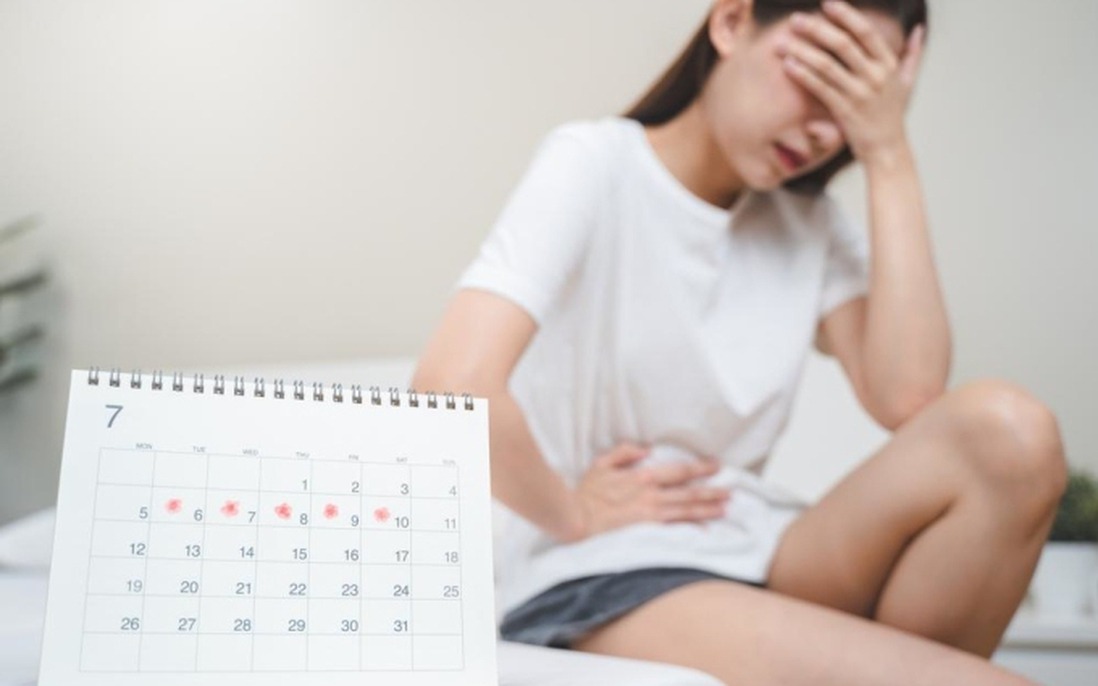 &ldquo;N&agrave;ng d&acirc;u&rdquo; gh&eacute; thăm l&agrave;m ảnh hưởng đến việc bơi lội của c&aacute;c bạn g&aacute;i. 
